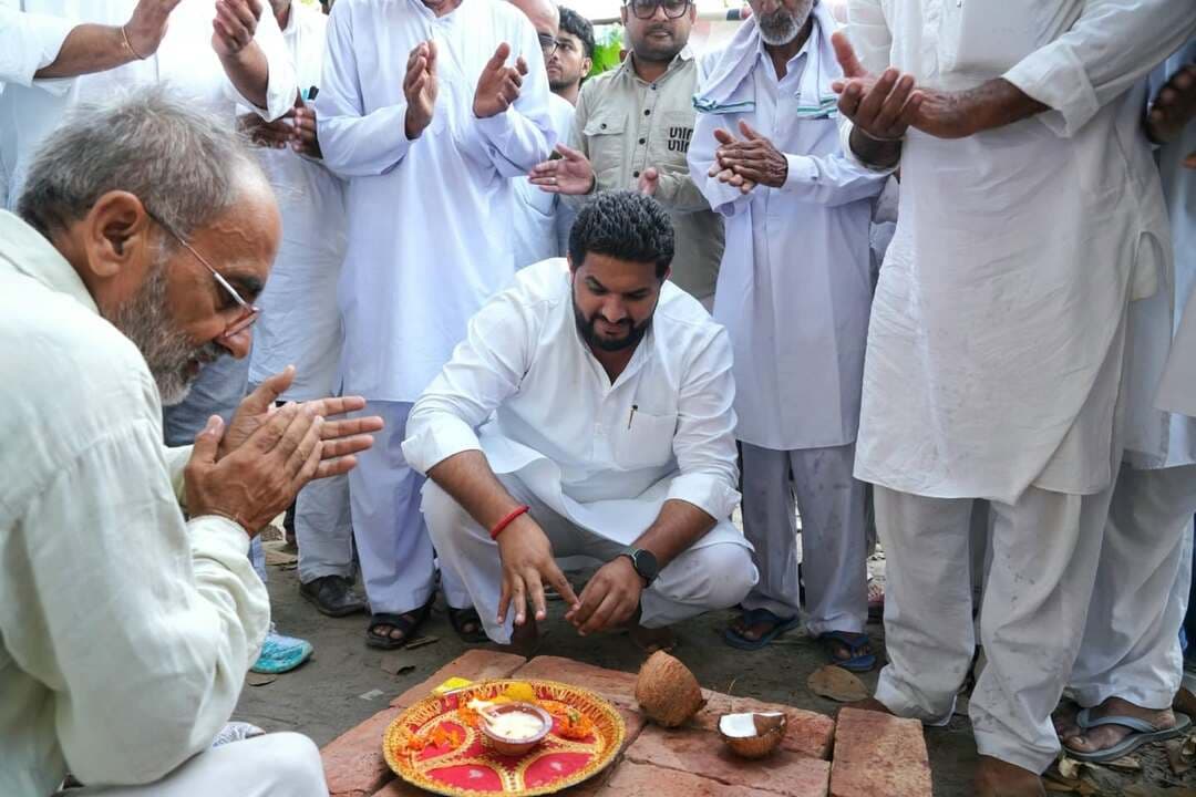 माजरा प्याऊ चौक को विधायक निधि से मिली 4.90 लाख की सौगात, शौचालय व पेयजल टैंक का हुआ शिलान्यास
नारनौंद। (राष्ट्रीय कदम) ब्यूरो: नारनौंद विधायक भाई जस्सी पेटवाड़ ने माजरा प्याऊ स्थित हांसी-जींद रोड के मुख्य चौक पर विधायक निधि से करीब 4 लाख 90 हजार रुपये की लागत से बनने वाले पुरुष एवं महिला शौचालय तथा पेयजल के मुख्य टैंक की आधारशिला रखी।
माजरा प्याऊ का यह चौक आसपास के करीब आधा दर्जन से अधिक गांवों के लोगों के लिए प्रमुख आवागमन केंद्र और बस स्टैंड के रूप में इस्तेमाल होता है। यहां से मोठ करनैल, मोठ रांगड़ान, लोहारी राघो, गढ़ी अजिमा, ढाणी कुम्हाराण और माजरा सहित आसपास के गांवों के ग्रामीण, यात्री और महिलाएं प्रतिदिन बड़ी संख्या में गुजरते हैं।
स्थानीय लोगों के अनुसार, चौक पर लंबे समय से महिला एवं पुरुष शौचालय और पीने के पानी जैसी मूलभूत सुविधाओं का अभाव था। यात्रियों की इस परेशानी को देखते हुए विधायक निधि से यह कार्य करवाया जा रहा है।
इस अवसर पर विधायक जस्सी पेटवाड़ ने कहा कि विकास का मतलब केवल बड़े प्रोजेक्ट तक सीमित नहीं है, बल्कि आम नागरिक की रोजमर्रा की छोटी-छोटी जरूरतों को पूरा करना भी उतना ही महत्वपूर्ण है। नारनौंद विधानसभा क्षेत्र के गांवों में मूलभूत सुविधाएं उपलब्ध करवाना और आम जनता के जीवन को सुविधाजनक बनाना उनकी प्राथमिकता है।
स्थानीय लोगों ने इस कार्य के लिए विधायक का आभार जताते हुए उम्मीद जताई कि निर्माण पूरा होने के बाद यात्रियों, महिलाओं और ग्रामीणों को काफी राहत मिलेगी।
संपर्क सूत्र: 9138600008