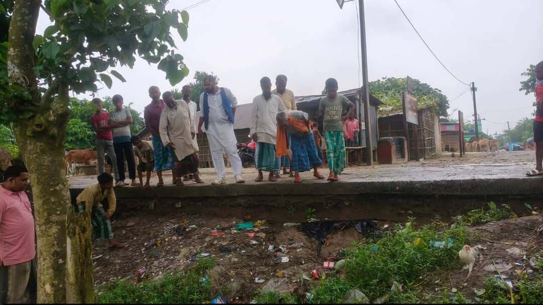 कोचाधामन के तीन वार्डों में जनसुनवाई, बिजली-पानी समेत कई समस्याएं सामने आईं
कोचाधामन। कुट्टी पंचायत के वार्ड नंबर 8, 10 और 4 में क्षेत्र भ्रमण के दौरान जिला परिषद सदस्य इंजीनियर नासिक नदीर ने ग्रामीणों की समस्याएं सुनीं। ग्रामीणों ने बिजली के तार बदलने, ट्रांसफार्मर लगाने, नल-जल योजना में मोटर चालक को दो माह से वेतन नहीं मिलने से पानी आपूर्ति बाधित होने, बांध व सड़क निर्माण तथा विद्यालयों में शिक्षकों की कमी की समस्याएं रखीं।