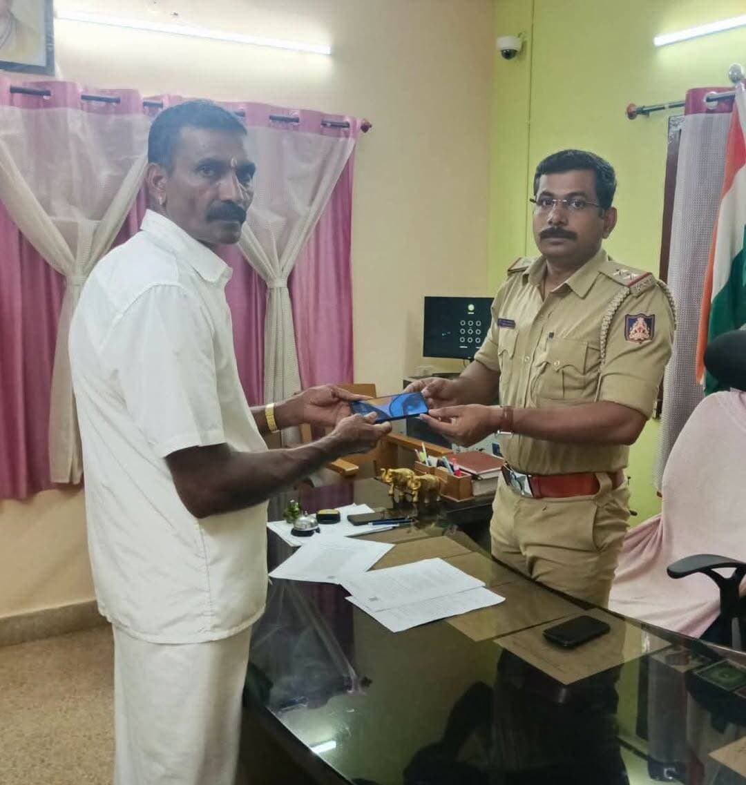 ಹಿರಿಯಡ್ಕ ಪೊಲೀಸ್ ಠಾಣಾ ವ್ಯಾಪ್ತಿಯಲ್ಲಿ ಕಳೆದು ಹೋದ MOTO ಮೊಬೈಲ್ ಫೋನನ್ನು CEIR ಪೋರ್ಟಲ್ ಮೂಲಕ ಪತ್ತೆ ಮಾಡಿ ದಿನಾಂಕ 12/09/2026 ರಂದು ವಾರಸುದಾರರಿಗೆ ಮರಳಿಸಲಾಯಿತು. @followers 112udupi Karnataka State Police ಗಂಗೊಳ್ಳಿ ಪೊಲೀಸ್ ಠಾಣೆ Ajekar PS