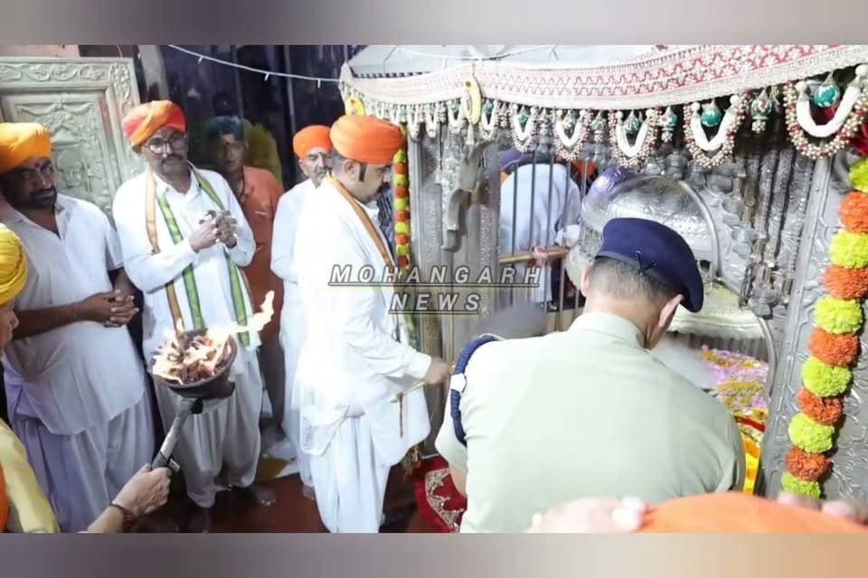 लोक देवता बाबा श्री रामदेव जी की अवतरण तिथि भादवा शुक्ल पक्ष द्वितीया, रविवार 13 सितम्बर को विश्व विख्यात अन्तरप्रान्तीय बाबा रामदेवरा मेला विधिवत रूप से प्रारम्भ हुआ।
रामदेवरा स्थित बाबा की समाधि पर ब्रह्म मुहूर्त में मंगला आरती एवं स्वर्ण मुकुट प्रतिष्ठापन के साथ 642वें वार्षिक भादवा मेले का विधिवत शुभारम्भ हुआ। मेले में देशभर से लाखों श्रद्धालुओं के पहुंचे है जिला कलेक्टर अनुपमा जोरवाल, व पुलिस अधीक्षक अभिषेक शिवहरे सहित अन्य अधिकारियों व मंदिर से जुड़े हुए पुजारियों , गादीपति भोमसिंह जी ने विधि विधान व मंत्रोच्चार के साथ पूजा अर्चना कर मेले की शुरुआत की है, , बाबा की समाधि को विशेष रूप से पंचामृत से नहलाकर मखमलि चादर चढाकर मंगला आरती के साथ मेले का आगाज किया है
#jaisalmer #barmer #Bikaner #jodhpur #Gujarat #babaramdev #pokarn #ramdevra #
,