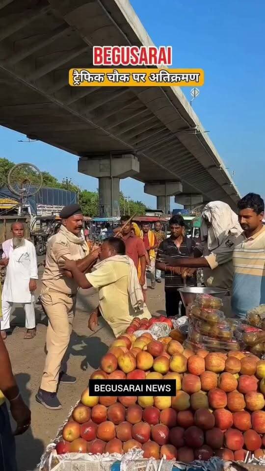 बेगूसराय में अतिक्रमण हटाने के दौरान पुलिस से भिड़ गया दुकानदार कॉलर पकड़ के पीछे धकेल