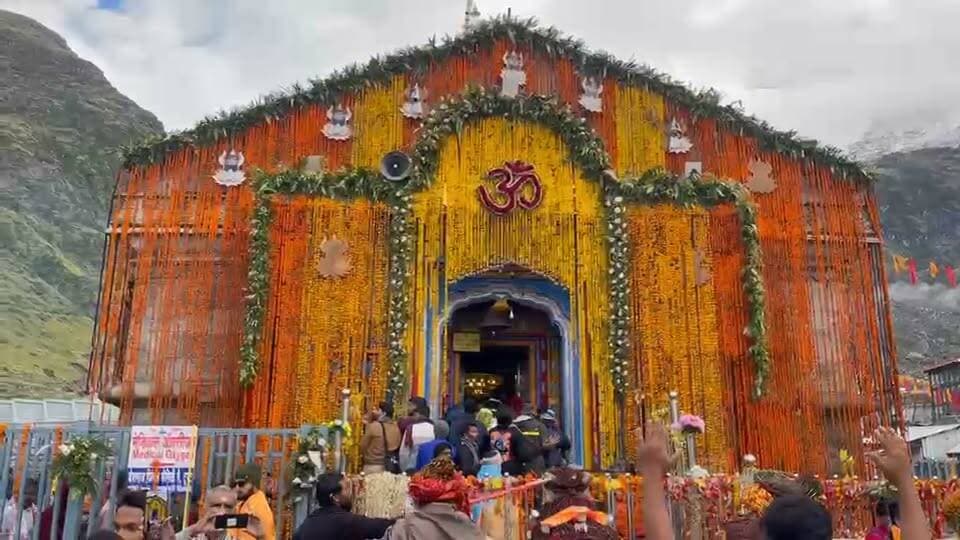 🌦️ दो दिन के खराब मौसम के बाद केदारनाथ में लौटी रौनक🙏🚩
सुहाने मौसम के बीच बाबा के धाम में बढ़ी चहल-पहल, भक्तों में दिखा उत्साह
रुद्रप्रयाग। केदारनाथ धाम में पिछले दो दिनों से खराब मौसम के बाद अब मौसम सुहाना हो गया है। सुबह से ही धाम में श्रद्धालुओं की चहल-पहल बढ़ने लगी है। मौसम साफ होते ही बाबा केदार के दर्शनों के लिए भक्तों की आवाजाही भी तेज नजर आ रही है।
🌤️ साफ आसमान और सुहाने मौसम के बीच श्रद्धालु बाबा केदार के दर्शन करने के साथ ही धाम की मनमोहक प्राकृतिक सुंदरता का आनंद लेते नजर आए।
मंदिर परिसर और आसपास के क्षेत्र में सुबह से ही भक्तों की आवाजाही बढ़ी हुई है। खराब मौसम के बाद केदारनाथ में लौटी रौनक यात्रा के लिए भी राहत भरी तस्वीर पेश कर रही है। 🙏❤️
हर हर महादेव 🔱
जय बाबा केदार 🚩
#Kedarnath #KedarnathDham #BabaKedar #KedarnathYatra #Rudraprayag #Uttarakhand #CharDhamYatra #HarHarMahadev