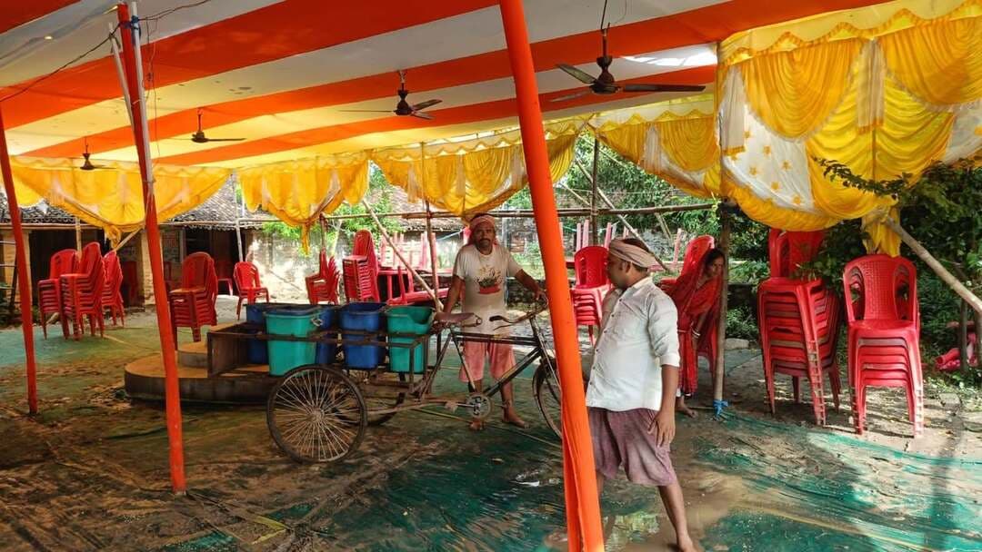 परबत्ता प्रखंड अंतर्गत संचालित बाढ़ राहत शिविर का साफ सफाई स्वच्छता कर्मी के द्वारा