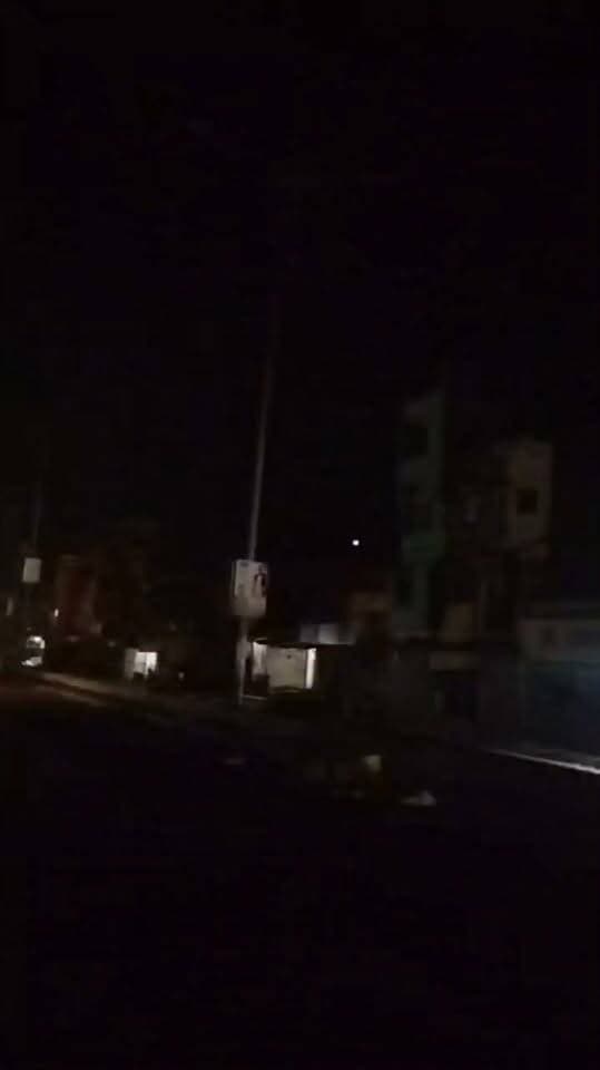 जारी बाजार में बंद स्ट्रीट लाइटें बनीं शोपीस, हादसे का खतरा
जारी बाजार, प्रयागराज। राष्ट्रीय राजमार्ग पर लगी स्ट्रीट लाइटें लंबे समय से बंद होने से रात में हाईवे अंधेरे में डूब जाता है। तेज रफ्तार वाहनों के बीच सड़क और डिवाइडर दिखाई न देने से हादसे का खतरा बना हुआ है। वहीं अंधेरे में हाईवे पर बेसहारा पशु भी बैठे रहते हैं, जिससे वाहन चालकों की परेशानी बढ़ जाती है। स्थानीय लोगों ने जिम्मेदार विभाग से जल्द स्ट्रीट लाइटों की मरम्मत कराकर चालू कराने की मांग की है।
