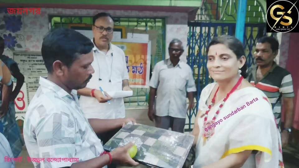 দু:স্থ মানুষদের হাতে ত্রিপল ও পুজোর উপহার তুলে দিলেন আসাম বঙ্গীয় সারস্বত মঠের এক ভক্ত #GSB #jaynagar