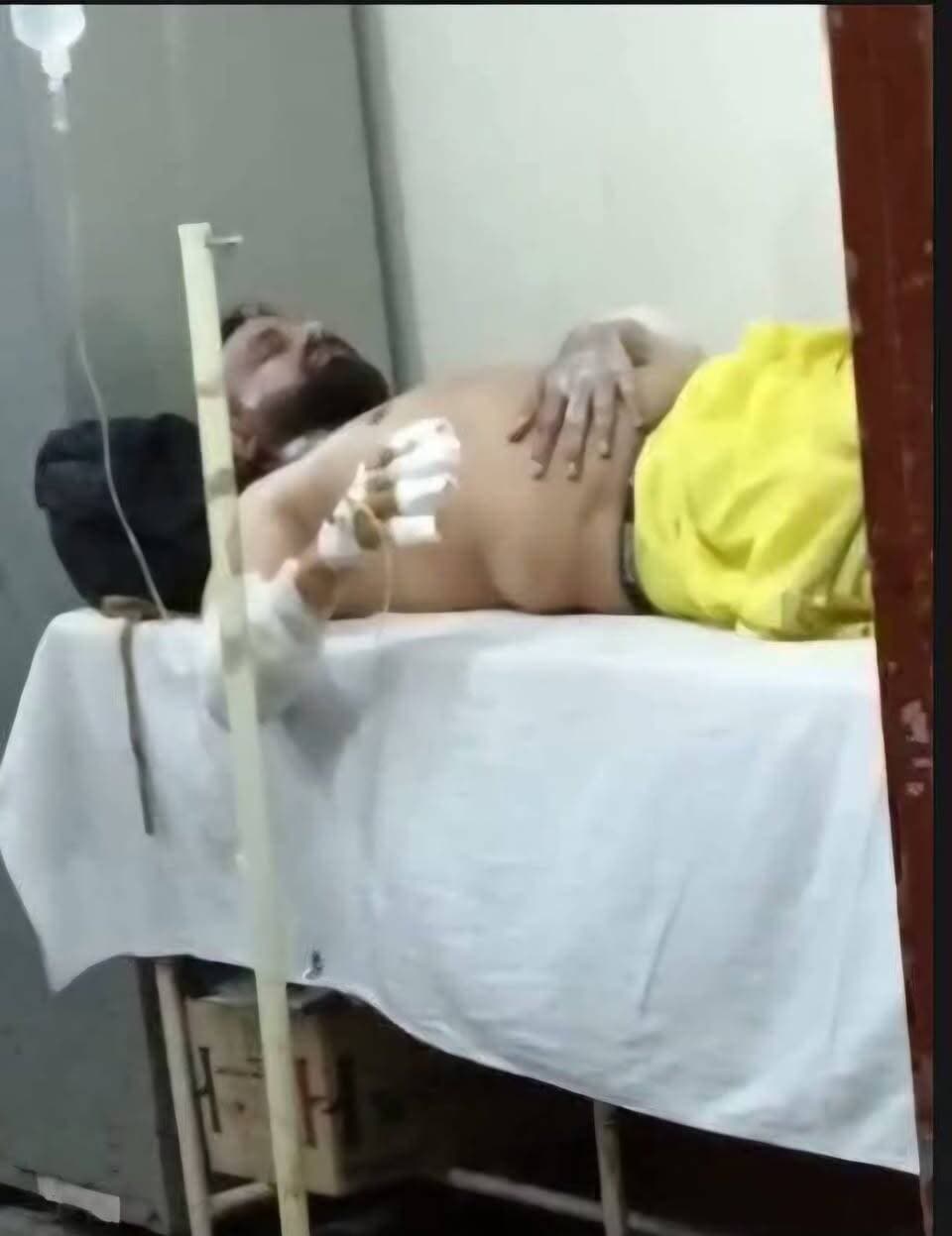 देहरा : बगलामुखी मंदिर में हवन के दौरान हवन कुंड में गिरा श्रद्धालु, झुलसा
जिला कांगड़ा के देहरा बनखंडी में मां बगलामुखी मंदिर में हवन के दौरान एक श्रद्धालु अचानक हवन कुंड में गिर गया, जिससे वह बुरी तरह झुलस गया । हादसे के बाद मंदिर परिसर में अफरा-तफरी मच गई । घायल श्रद्धालु को उपचार के लिए देहरा सिविल अस्पताल पहुंचाया गया, जहां चिकित्सकों ने उसका उपचार शुरू किया । घायल श्रद्धालु की पहचान पंजाब के जालंधर निवासी नितिन के रूप में हुई है । बताया जा रहा है कि हवन के दौरान अचानक वह संतुलन खो बैठा और हवन कुंड में जा गिरा । हादसे में उसके हाथ, बाजू और छाती झुलस गई, जबकि मुंह का कुछ हिस्सा भी जल गया है । हादसे के तुरंत बाद मौजूद लोगों ने श्रद्धालु को हवन कुंड से बाहर निकाला और उपचार के लिए अस्पताल पहुंचाया । देहरा सिविल अस्पताल में चिकित्सकों ने उसकी जांच की । फिलहाल नितिन की हालत खतरे से बाहर बताई जा रही है ।
#baglamukhi #temple