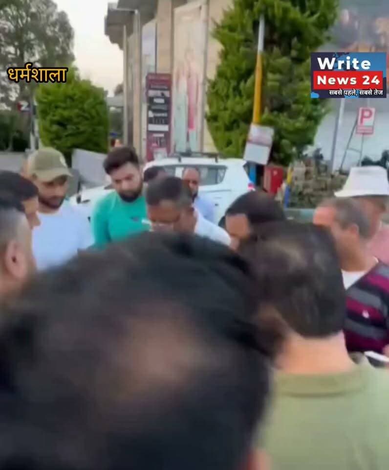 धर्मशाला: कांगड़ा नंबर की एक पीली नंबर प्लेट वाहन और एक निजी वाहन रोजाना धर्मशाला से चण्डीगढ़ के लिए ढो रही सवारी ।
स्थानीय टैक्सी चालकों को भी मार तो सरकार के रेवेन्यू पर भी डाल रही डाका, स्थानीय टैक्सी चालकों ने आज मौके पर पकड़ा, चेतावनी देकर छोड़ा ।
#dharmshala #meclodganj #chandigarh #taxi #passenger