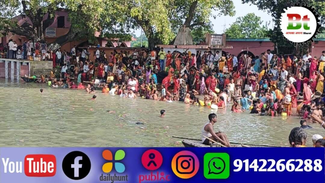 बछवाड़ा प्रखंड अंतर्गत मिथिलांचल की पावन भूमि नारेपुर झमटिया गंगा घाट पर रविवार को चौरचन और तीज पर्व को लेकर गंगा स्नान के लिए श्रद्धालुओं की भारी भीड़ उमड़ पड़ी।
श्रद्धालुओं की भीड़ के कारण झमटिया ढाला से गंगा घाट तक और राष्ट्रीय राजमार्ग 28 पर जाम लग गया। जिस वजह से श्रद्धालुओं को आने-जाने में काफी परेशानी हुई। लेकिन, बछवाड़ा पुलिस की ओर से सुरक्षा और यातायात के लिए कोई इंतजाम नहीं किए गए और मौके पर एक भी पुलिसकर्मी मौजूद नहीं दिखे।
नारेपुर झमटिया गंगा घाट पर दरभंगा, समस्तीपुर, रोसड़ा, सिंघिया, दलसिंहसराय समेत बछवाड़ा प्रखंड के अलग-अलग हिस्सों से श्रद्धालु आते हैं। यहां वे गंगा स्नान कर घाट के मंदिरों में पूजा-अर्चना करते हैं और गंगाजल लेकर अपने घरों को लौटते हैं।
गंगा नदी का जलस्तर बढ़ने से घाट पर स्नान करने में दिक्कतें हुई। हालांकि, जल संसाधन विभाग ने बढ़ते जलस्तर को देखते हुए घाट किनारे सुरक्षा के लिए बालू की बोरियां (सैंडबैग) लगाई हैं। श्रद्धालु इन्हीं बोरियों पर खड़े होकर स्नान किए और नाविक भी श्रद्धालुओं पर नजर बनाए रखें, ताकि कोई दुर्घटना न हो।
घाट पर सुरक्षा व्यवस्था नहीं होने के कारण छिनतई की घटनाएं भी सामने आई हैं। समस्तीपुर जिले के उजियारपुर थाना क्षेत्र अंतर्गत महिसारी गांव निवासी शुभम कुमार के गले से हनुमान जी की चकती नोच ली गई और कई महिलाओं के गले से सोने के ढोलना छीनने की भी शिकायतें मिली हैं।
इन घटनाओं के बाद गंगा घाट पर सुरक्षा व्यवस्था को लेकर बछवाड़ा पुलिस पर सवाल खड़े हो रहे हैं।
विद्यापति नगर और दलसिंहसराय से गंगा स्नान करने आए प्रेम शंकर कुमार और उमाशंकर पासवान ने कहा कि श्रद्धालुओं को घाट पर खराब व्यवस्था के कारण काफी परेशानी हुई। गंगा घाट पर न तो प्रशासन की तरफ से कोई इंतजाम है और न ही कमेटी की तरफ से। जिस वजह से गंगा घाट के रास्ते में जाम लग गया और भगदड़ जैसी स्थिति बन गई।
उन्होंने खास तौर पर महिलाओं के लिए कपड़े बदलने की जगह न होने पर चिंता जताई। श्रद्धालुओं ने कहा कि महिलाएं खुले में कपड़े बदलने को मजबूर है। यदि घाट के ऊपरी हिस्से में भी कपड़े बदलने की जगह बना दी जाती, तो यह समस्या नहीं होती।
मंदिर के पुजारी बैजनाथ मिश्र ने बताया कि चौरचन पावन और तीज पर्व एक ही दिन होने के कारण गंगा स्नान के लिए बड़ी संख्या में श्रद्धालु आए हैं। इन पर्वों को करने से सुख-संपत्ति, ऐश्वर्य और धन-धान्य की प्राप्ति होती है। उन्होंने कहा कि चौरचन पावन भादो मास के शुक्ल पक्ष की चतुर्थी तिथि को मनाई जाती है।
सुरक्षा व्यवस्था को लेकर अनुमंडल पुलिस पदाधिकारी कृष्ण कुमार ने कहा कि गंगा घाट पर पुलिस बल तैनात करने के लिए स्थानीय थानाध्यक्ष को आदेश दिए गए हैं और जो भी घटनाएं हुई हैं, उन पर संज्ञान लेकर कार्रवाई की जाएगी।