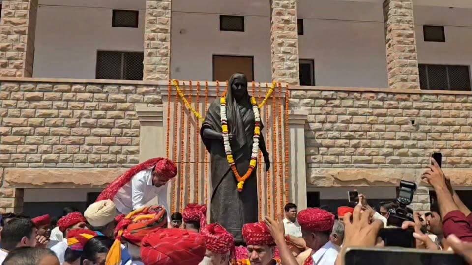 पूर्व मंत्री व पूर्व जिला प्रमुख मदन कौन की प्रतिमा का अनावरण।