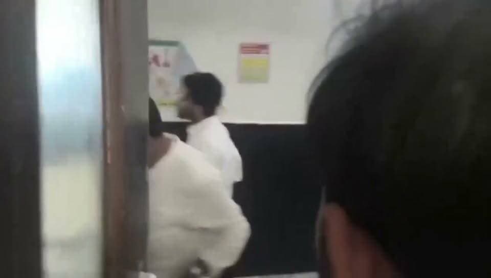 "हम तुम्हारे बाप हैं" - डॉक्टर, पत्रकार से।
बिहार में अस्पताल इलाज के लिए नहीं; डॉक्टर, स्वास्थ्यकर्मियों और सुरक्षाकर्मियों की गुंडागर्दी के लिए ज्यादा जाने जाते हैं!
सहरसा में मिड डे मिल खाने से दर्जनों बच्चे बीमार हो गए। बच्चों को अस्पताल में भर्ती कराया गया। वहां पत्रकार रिपोर्टिंग करने पहुंचे तो डॉक्टरों ने उनके साथ मारपीट की। प्रभात खबर डिजिटल के पत्रकार को ऑपरेशन थियेटर में बंद कर पीटा।
पहले बच्चों के मरने का इंतजाम करो, फिर कोई पत्रकार रिपोर्ट करे तो उसे पीटो।
#Saharsa #BiharNews #SaharsaNews #JournalistAttack #JournalistSafety #JournalistHarassment #PrabhatKhabar #HospitalNews #HospitalViralVideo #BiharHealthSystem #BiharHospital #MidDayMeal #SchoolChildren #BreakingNews #BiharBreakingNews #Journalism #PressFreedom #MediaFreedom #HealthDepartment #BiharNewsUpdate #TejashwiYadav #RJD #BiharGovernment #PiExpressNews