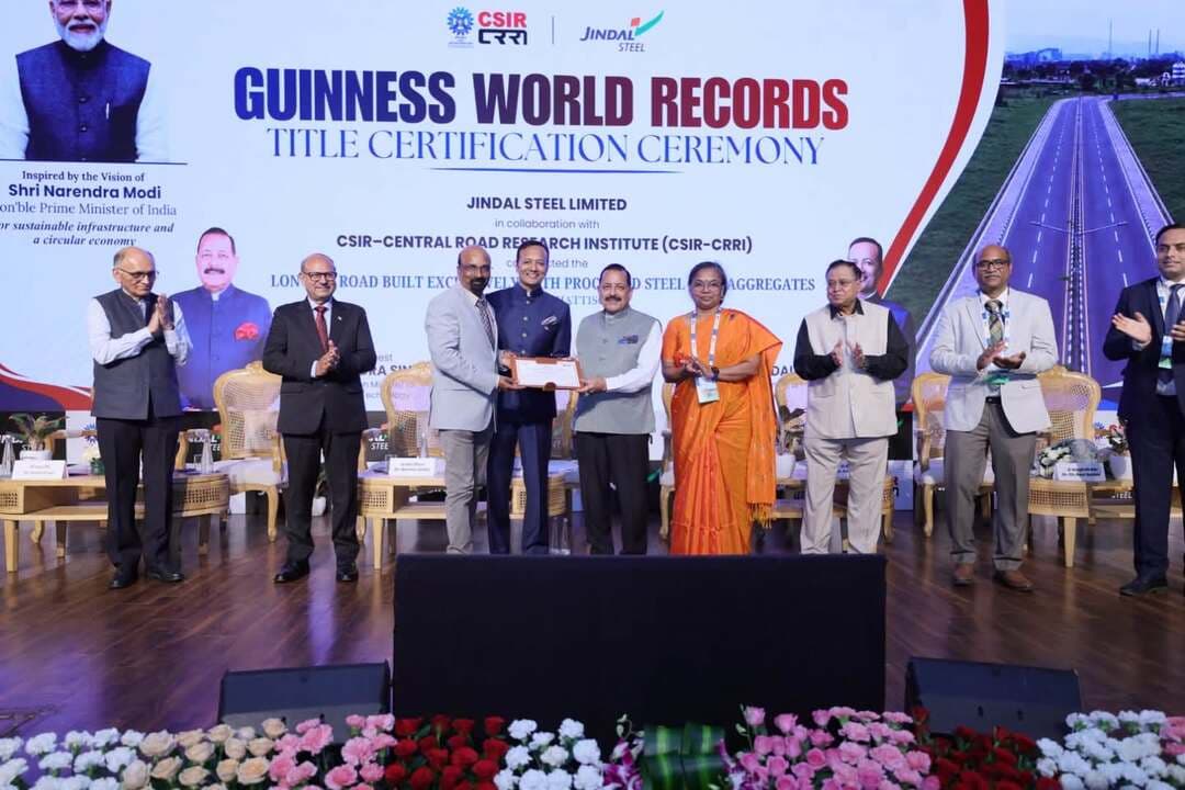 सांसद नवीन जिन्दल के मार्गदर्शन में स्टील स्लैग से बनी रायगढ़ की 1.85 किमी सड़क को गिनीज वर्ल्ड रिकॉर्ड्स की मिली मान्यता
करीब 2 लाख टन प्रोसेस्ड स्टील स्लैग से बनी 4-लेन सड़क बनी दुनिया की सबसे लंबी स्टील स्लैग सड़क
कुरुक्षेत्र: 12 सितंबर। कुरुक्षेत्र लोकसभा क्षेत्र के सांसद नवीन जिन्दल के मार्गदर्शन में भारतीय नवाचार और ‘वेस्ट टू वेल्थ’ की दिशा में एक महत्वपूर्ण उपलब्धि हासिल हुई है। रायगढ़ में लगभग 2 लाख टन प्रोसेस्ड स्टील स्लैग का उपयोग करके निर्मित 1.85 किलोमीटर लंबी 4-लेन सड़क को गिनीज वर्ल्ड रिकॉर्ड्स ने दुनिया की सबसे लंबी स्टील स्लैग सड़क के रूप में मान्यता दी है। यह उपलब्धि औद्योगिक अपशिष्ट को उपयोगी संसाधन में बदलने की भारत की क्षमता को दुनिया के सामने प्रदर्शित करती है।
इस परियोजना में उस स्टील स्लैग का उपयोग किया गया, जिसे लंबे समय तक औद्योगिक अपशिष्ट के रूप में देखा जाता था। वैज्ञानिक तकनीक और नवाचार के माध्यम से इसे उच्च गुणवत्ता वाले सड़क निर्माण एग्रीगेट में परिवर्तित किया गया। सीएसआईआर-सीआरआरआई के वैज्ञानिकों के सहयोग से विकसित तकनीक ने स्टील स्लैग को सड़क निर्माण के लिए उपयोगी बनाने में महत्वपूर्ण भूमिका निभाई।
इस पहल से एक ओर औद्योगिक अपशिष्ट का बेहतर उपयोग संभव हुआ है, वहीं दूसरी ओर सड़क निर्माण के लिए प्राकृतिक पत्थरों और अन्य प्राकृतिक संसाधनों पर निर्भरता कम करने में भी मदद मिलेगी। इससे खनन और प्राकृतिक संसाधनों के दोहन से पर्यावरण पर पड़ने वाले दबाव को कम करने की दिशा में भी महत्वपूर्ण योगदान मिल सकता है।
इस उपलब्धि पर सांसद नवीन जिन्दल ने कहा कि भारत में नवाचार की अपार क्षमता है। उन्होंने कहा कि जिसे कभी औद्योगिक कचरा माना जाता था, उसे वैज्ञानिक अनुसंधान और तकनीक के माध्यम से राष्ट्रीय संसाधन में बदला जा सकता है। रायगढ़ की यह सड़क इसी सोच का उदाहरण है।
उन्होंने इस उपलब्धि के लिए केंद्रीय मंत्री डॉ. जितेंद्र सिंह, सीएसआईआर-सीआरआरआई के वैज्ञानिकों, टीम और जिन्दल स्टील की टीम के सभी सदस्यों का आभार व्यक्त किया, जिनके प्रयासों से यह ऐतिहासिक परियोजना साकार हुई।
सांसद नवीन जिन्दल ने कहा कि यह उपलब्धि केवल एक सड़क के निर्माण का रिकॉर्ड नहीं है, बल्कि यह भारत के ‘वेस्ट टू वेल्थ’ के संकल्प की दिशा में बढ़ते कदम का प्रतीक है। उन्होंने कहा कि आने वाले समय में ऐसी तकनीकों को बड़े पैमाने पर अपनाकर विकास और पर्यावरण संरक्षण के बीच बेहतर संतुलन स्थापित किया जा सकता है।
यह विश्व रिकॉर्ड भारतीय वैज्ञानिकों, इंजीनियरों और उद्योग जगत के बीच सहयोग की शक्ति को भी दर्शाता है। रायगढ़ की यह सड़क अब दुनिया के सामने भारत के तकनीकी नवाचार और सतत विकास की एक प्रेरणादायक मिसाल के रूप में सामने आई है।