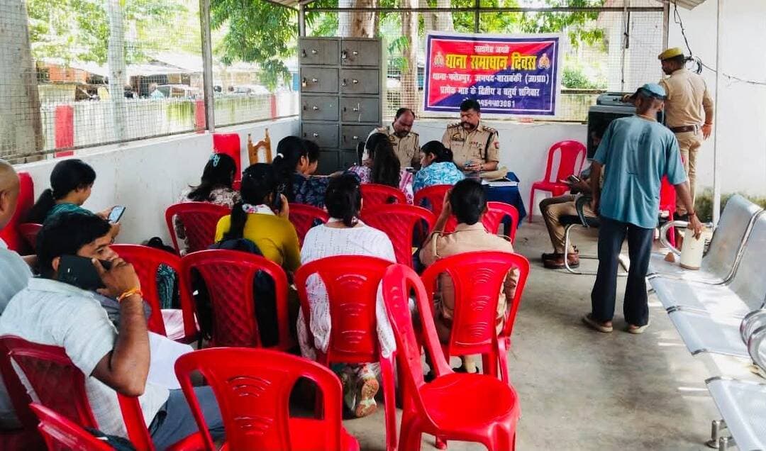बाराबंकी पुलिस ने सभी थानों में थाना समाधान दिवस का किया आयोजन, एसपी अर्पित विजयवर्गीय के निर्देशन में फरियादियों की सुनी गईं समस्याएं, कुल 28 प्रार्थना पत्रों का मौके पर गुणवत्तापूर्ण निस्तारण
#BarabankiPolice #ThanaSamadhanDiwas #UPPolice #Barabanki