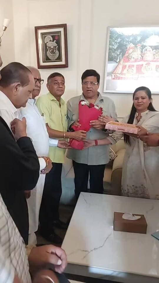 कैबिनेट मंत्री विपुल गोयल के निवास पर मिलने वालों का सिलसिला जारी, कहीं शिकायतों का कर रहे हैं निवारण तो कहीं लोग दे रहे हैं बधाई
