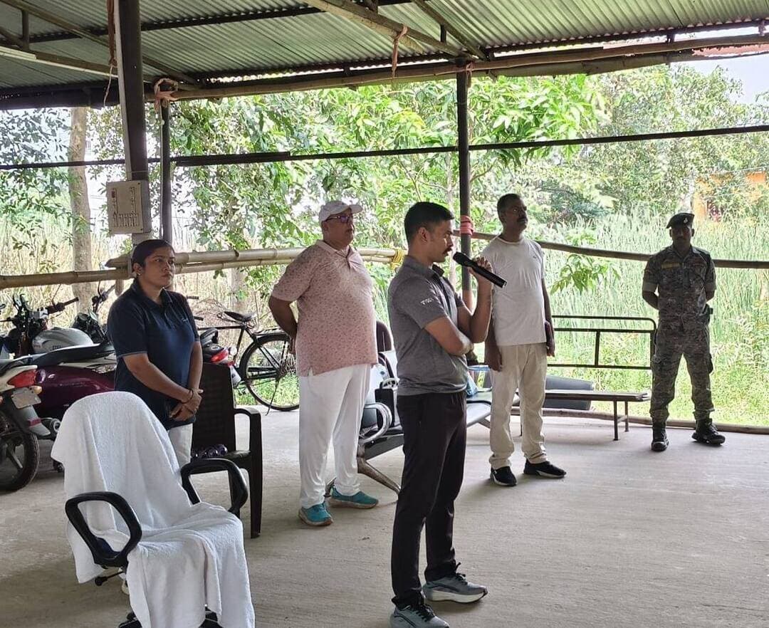 मिशन चबूतरा के तहत चौकीदारों को सक्रिय रहने का निर्देश
जहानाबाद : पुलिस अधीक्षक कोटा किरण कुमार के नेतृत्व में रविवार को पुलिस केंद्र, जहानाबाद में चौकीदारी परेड आयोजित की गई। परेड के दौरान पुलिस अधीक्षक ने उपस्थित सभी चौकीदारों से उनके क्षेत्र की स्थिति की जानकारी ली और उन्हें अपने-अपने इलाके में सक्रिय रहकर महत्वपूर्ण आसूचना संकलन करने का निर्देश दिया।
उन्होंने कहा कि चौकीदार अपने क्षेत्र में संदिग्ध गतिविधियों, अपराधियों की गतिविधियों तथा अवैध कार्यों पर लगातार नजर रखें और किसी भी महत्वपूर्ण सूचना की जानकारी तत्काल पुलिस को दें। मिशन चबूतरा के तहत चौकीदारों की भूमिका को महत्वपूर्ण बताते हुए पुलिस अधीक्षक ने अपराध नियंत्रण के लिए स्थानीय स्तर पर सजगता बढ़ाने पर जोर दिया।
उन्होंने चौकीदारों को पुलिस और आम लोगों के बीच बेहतर समन्वय स्थापित करने तथा क्षेत्र में शांति एवं कानून-व्यवस्था बनाए रखने के लिए आवश्यक दिशा-निर्देश भी दिए।