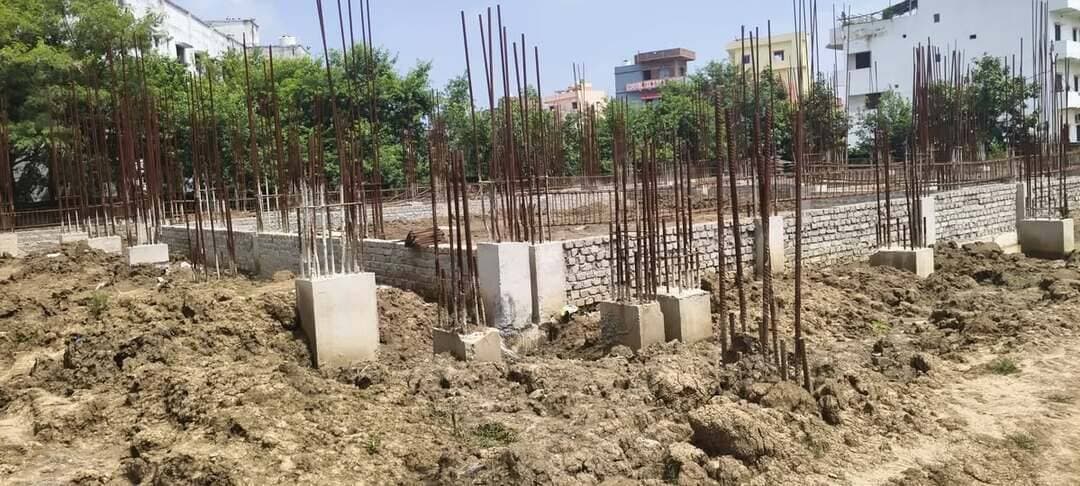 पुलिस केंद्र में स्वच्छता अभियान, निर्माणाधीन पुलिस भवन के कार्यों की एसपी ने की समीक्षा
जहानाबाद : पुलिस अधीक्षक कोटा किरण कुमार के नेतृत्व में रविवार को पुलिस केंद्र परिसर में स्वच्छता अभियान चलाया गया। अभियान में पुलिस पदाधिकारियों एवं कर्मियों ने श्रमदान कर परिसर की साफ-सफाई की। एसपी ने पुलिसकर्मियों को स्वच्छता को नियमित दिनचर्या का हिस्सा बनाने के लिए प्रेरित किया।
स्वच्छता अभियान के बाद पुलिस अधीक्षक ने पुलिस केंद्र परिसर में निर्माणाधीन नई पुलिस बिल्डिंग का स्थलीय निरीक्षण किया। उन्होंने निर्माण कार्य की प्रगति का जायजा लेते हुए संबंधित अधिकारियों से कार्य की स्थिति की जानकारी ली। एसपी ने निर्माण कार्य में गुणवत्ता का विशेष ध्यान रखने तथा निर्धारित मानकों के अनुरूप कार्य को समय पर पूरा कराने के लिए आवश्यक निर्देश दिए।