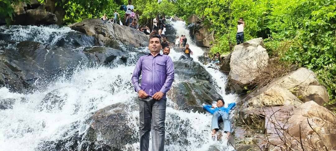 तस्वीरों में देखिए पिरवां का नजारा - 100 फीट से गिर रहा दूधिया झरना, सेल्फी लेने में मशगूल सैलानी
जो तस्वीरें आप देख रहे हैं, वो किसी हिल स्टेशन की नहीं, बल्कि अपने बिहार के औरंगाबाद के मदनपुर प्रखंड के पिरवां पंचायत के चाल्हों पहाड़ की हैं।
बारिश के बाद यहां का जलप्रपात अपने पूरे शबाब पर है। 100 फीट ऊंचे पहाड़ से पानी सीढ़ी दर सीढ़ी नीचे गिर रहा है और इसी पानी के बीच बैठकर युवा मस्ती कर रहे हैं, जैसा कि आप तस्वीरों में देख सकते हैं। पहले यह इलाका नक्सल प्रभावित होने के कारण वीरान रहता था, आज यहां रोज मेले जैसा माहौल है। हर रोज सैकड़ों युवा झरने में स्नान कर रहे हैं, फोटो खिंचा रहे हैं।
मुखिया ने की विकसित करने की मांग
इस संबंध में ग्राम पंचायत पिरवां के मुखिया जनेश्वर यादव ने कहा कि "यह जलप्रपात बेहद खूबसूरत है। यह मदनपुर प्रखंड के लिए प्रकृति का दिया हुआ एक अनमोल गुलदस्ता है। अधिक बारिश के बाद यहां की खूबसूरती और बढ़ गई है और हजारों सैलानियों की भीड़ उमड़ रही है। मेरी जिला प्रशासन से मांग है कि इसे पर्यटन स्थल के रूप में विकसित किया जाए ताकि स्थानीय लोगों को रोजगार मिल सके।उन्होंने कहा कि यहां रास्ता, सीढ़ी और सुरक्षा की व्यवस्था नहीं होने से सैलानियों को परेशानी होती है। अगर सरकार ध्यान दे तो यह बिहार के बड़े पर्यटन स्थलों में शामिल हो सकता है।