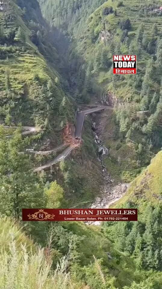 चौपाल नेरवा मुख्य मार्ग पर नाकोड़ा पुल के पास भारी लैंड स्लाइड। सड़क अवरुद्ध।