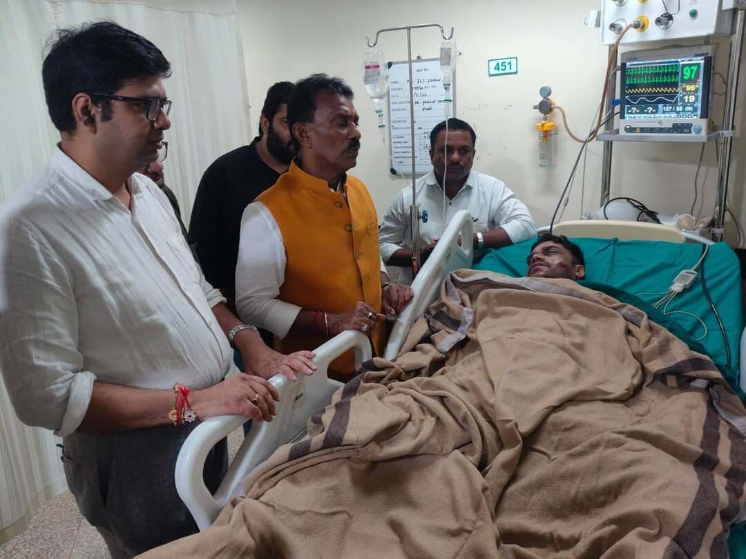 *मांगलिया दुर्घटना पर मंत्री श्री सिलावट ने जताया शोक, घायल का जाना हाल*
इंदौर 11 सितम्बर 2026
जल संसाधन मंत्री श्री तुलसीराम सिलावट ने मांगलिया में हुई दुर्घटना को अत्यंत दुखद बताते हुए शोक व्यक्त किया है। उन्होंने आज बॉम्बे हॉस्पिटल पहुंचकर दुर्घटना में घायल आष्टा निवासी श्री तेजसिंह के स्वास्थ्य की जानकारी ली।
मंत्री श्री सिलावट ने चिकित्सकों से चर्चा कर घायल को बेहतर से बेहतर उपचार उपलब्ध कराने के निर्देश दिए। उन्होंने कहा कि घायल का निःशुल्क उपचार कराया जाएगा।
श्री सिलावट ने बताया कि दुर्घटना में मृत सागर निवासी श्री विनोद कुमार चढ़ार के परिजनों को मुख्यमंत्री सहायता कोष से 4 लाख रुपये की आर्थिक सहायता दी जा रही है।
#JansamparkMP
#indore
#इंदौर
Jansampark Madhya Pradesh