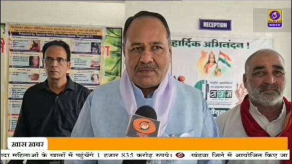 भारत भारती परिसर में सक्षम संस्था के मध्य भारत प्रांत के 16 जिलों के पदाधिकारियों के दो दिवसीय अधिवेशन का प्रारंभ किया गया ,कार्यक्रम में मुख्य अतिथि के रूप में भाजपा प्रदेश अध्यक्ष एवं बैतूल विधायक हेमंत खंडेलवाल, जन अभियान परिषद के उपाध्यक्ष मोहन नागर और भारतीय दिव्यांग क्रिकेट टीम के कप्तान गुरदास रावत विशेष रूप से शामिल हुए। अधिवेशन में मध्य भारत प्रांत के 16 जिलों से आए पदाधिकारियों ने दिव्यांगजनों की योजनाओं, अधिकारों और सरकारी सहायता से जुड़े विषयों पर विचार-विमर्श किया।
भाजपा प्रदेश अध्यक्ष एवं बैतूल विधायक हेमंत खंडेलवाल ने बैतूल से ही दिव्यांगजनों के लिए एकल खिड़की प्रणाली’ शुरू करने की घोषणा की है। इस प्रणाली से दिव्यांगजनों को सरकारी योजनाओं, प्रमाण-पत्र, पेंशन, शिक्षा और रोजगार के लिए अलग-अलग कार्यालयों के चक्कर लगाने की परेशानी से जल्द राहत मिल सकती है।
गौरतलब है कि दिव्यांगजनों को सरकारी योजनाओं का लाभ दिलाने से लेकर उनके सम्मान, स्वावलंबन और आत्मनिर्भरता तक की राह आसान बनाने में सक्षम संस्था के जिला अध्यक्ष सुनील हिरानी ने बैतूल में समन्वय की एक नई मिसाल खड़ी की है। शासन-प्रशासन के साथ निरंतर समन्वय के साथ 50 से अधिक सामाजिक, व्यावसायिक, जनप्रतिनिधियों और प्रशासनिक स्तर के सहयोग को एक मंच से जोड़कर श्री हिरानी ने दिव्यांगजनों को सक्षम की छत्रछाया उपलब्ध कराने का प्रयास किया है। बैतूल से शुरू हुआ यह मॉडल आने वाले समय में पूरे देश में दिव्यांग हितों के लिए मील का पत्थर साबित हो सकता है।
भाजपा प्रदेश अध्यक्ष हेमंत खंडेलवाल ने कहा कि दिव्यांगजनों को अपनी विभिन्न समस्याओं के समाधान के लिए अलग-अलग विभागों के चक्कर नहीं लगाने पड़ें, इसके लिए एकल खिड़की प्रणाली विकसित की जाएगी। इसकी शुरुआत शीघ्र ही बैतूल से की जाएगी। उन्होंने कहा कि इससे दिव्यांगजनों का समय और श्रम दोनों बचेंगे। उन्होंने सक्षम संस्था को समाज और सरकार के बीच सेतु बताते हुए कहा कि दिव्यांगजनों को केवल सहानुभूति नहीं, अवसर, मदद और सम्मान उपलब्ध कराना जरूरी है।
सरकार के साथ मिलकर आगे कार्य करेगी सक्षम संस्था
जन अभियान परिषद के उपाध्यक्ष मोहन नागर ने कहा कि सक्षम संस्था देशभर में दिव्यांगजनों के उत्थान के लिए समर्पित होकर कार्य कर रही है। दो दिवसीय अधिवेशन में 16 जिलों के प्रतिनिधि दिव्यांगजनों से जुड़ी योजनाओं, अधिकारों और सरकारी सहायता पर मंथन कर रहे हैं। अधिवेशन से निकलने वाली रणनीति के आधार पर सक्षम संस्था सरकार के साथ मिलकर आगे कार्य करेगी। उन्होंने कहा कि दिव्यांगजन भले ही शारीरिक रूप से किसी चुनौती से जूझ रहे हों, लेकिन वे अन्य सभी क्षेत्रों में पूरी तरह सक्षम हैं। इसलिए पूरे समाज को उनके सम्मान, स्वास्थ्य, शिक्षा और स्वावलंबन की चिंता करनी चाहिए।
भारतीय दिव्यांग क्रिकेट टीम के कप्तान गुरदास रावत ने अपने संघर्ष और सफलता की कहानी साझा करते हुए कहा कि बचपन में लोग उनकी दिव्यांगता का मजाक उड़ाते थे, लेकिन उन्होंने अपनी दिव्यांगता को ही अपनी ताकत बना लिया। उनके नेतृत्व में भारतीय टीम ने पाकिस्तान को वनडे में 3-0 और टी-20 में 10-0 से क्लीन स्वीप किया है। उन्होंने दुनिया के सबसे बड़े नरेंद्र मोदी स्टेडियम और क्रिकेट के मक्का कहे जाने वाले इंग्लैंड के लॉर्ड्स मैदान में खेलने की उपलब्धि भी साझा की। रावत ने सक्षम संस्था और बैतूल के अध्यक्ष सुनील हिरानी के प्रयासों की सराहना करते हुए कहा कि ऐसे उपक्रम दिव्यांग बच्चों में नई ऊर्जा और आत्मविश्वास का संचार करते हैं।
कार्यक्रम के दौरान रक्षाबंधन की भावना के अनुरूप उपस्थित दिव्यांगजनों को रक्षासूत्र भी बांधे गए और सामाजिक समरसता का संदेश दिया गया। सक्षम संस्था के जिला अध्यक्ष सुनील हिरानी के संचालन में आयोजित कार्यक्रम में भोपाल के आयुक्त अजय खेमरिया, जिला पंचायत उपाध्यक्ष हंसराज धुर्वे सहित सक्षम संस्था के कई वरिष्ठ पदाधिकारी एवं सदस्य उपस्थित रहे।