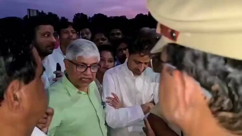 दलित युवक दीपक की मौत के बाद गहराया तनाव, पीड़ित परिवार से मिलने जा रहे कांग्रेस नेता राजेंद्र पाल गौतम को पुलिस ने रोका! उत्तर प्रदेश के हापुड़ में बीते 4 सितंबर को दो पक्षों के बीच हुए भीषण विवाद के दौरान जमकर पथराव और गोलीबारी हुई थी। इस दुखद घटना में दलित समाज के 26 वर्षीय युवक दीपक की गोली लगने से मौत हो गई थी, जिसके बाद से क्षेत्र में भारी आक्रोश है। आज जब एआईसीसी अनुसूचित जाति (AICC-SC) विभाग के चेयरमैन और यूपी प्रभारी राजेंद्र पाल गौतम समाज के प्रतिनिधियों के साथ पीड़ित परिवार से मिलने और ढांढस बंधाने जा रहे थे, तो पुलिस-प्रशासन ने उन्हें रास्ते में ही रोक दिया। प्रशासन के इस कदम के बाद मौके पर गहमागहमी का माहौल बन गया और पुलिस की इस कार्रवाई को लेकर सोशल मीडिया पर भी तीखी प्रतिक्रियाएं देखने को मिल रही हैं। वीडियो क्रेडिट : सोशल मीडिया #Hapur #UPPolice #RajendraPalGautam #hapurincident