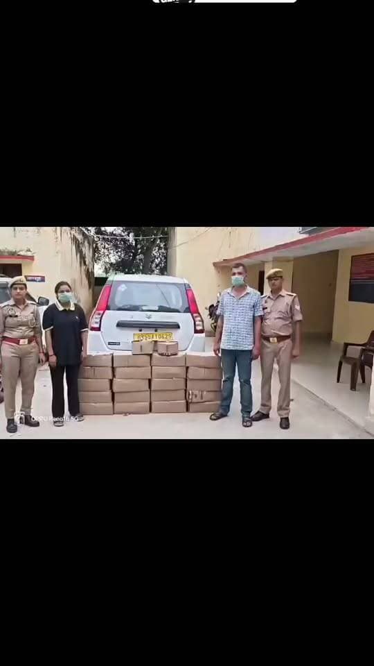 हरियाणा से लाती थी सस्ती शराब, UP-दिल्ली में महंगे दामों पर बिक्री: बागपत पुलिस ने अलीगढ़ की 'लेडी तस्कर' निधि को साथी संग दबोचा! उत्तर प्रदेश की बागपत पुलिस ने अवैध शराब की तस्करी करने वाले गिरोह का भंडाफोड़ करते हुए अलीगढ़ निवासी महिला तस्कर निधि और उसके साथी जितेंद्र को गिरफ्तार किया है। शातिर आरोपी हरियाणा से बेहद सस्ते दामों पर शराब खरीदकर लाते थे और उसे उत्तर प्रदेश तथा दिल्ली के विभिन्न इलाकों में ऊंचे दामों पर सप्लाई करते थे। बागपत पुलिस ने घेराबंदी कर दोनों आरोपियों को धर दबोचा और उनके पास से अवैध शराब बरामद की। पूछताछ के दौरान इस अंतरराज्यीय नेटवर्क के बारे में कई अहम जानकारियां मिली हैं। पुलिस अब इस तस्करी सिंडिकेट में शामिल अन्य लोगों और उनके ठिकानों की पड़ताल में जुट गई है। वीडियो क्रेडिट : सोशल मीडिया #Baghpat #LiquorSmuggling #UPPolice #baghpatpolice #UPNews #BreakingNews