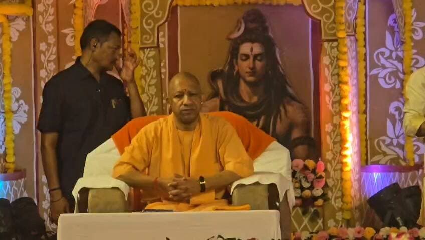 रायबरेली-सीएम योगी आदित्यनाथ पहुँचे रायबरेली
शिव महापुराण की कथा में शामिल हुए सीएम योगी आदित्यनाथ
लखनऊ से हैलिकॉप्टर से पहुँचे कथा स्थल
ऊंचाहार के चड़रई स्थित टोल प्लाजा के पास चल रही है शिव महा पुराण की कथा