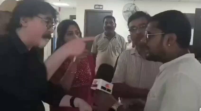 आखिर कब तक पत्रकार इस तरह की जिल्लत झेलता रहेगा?
पत्रकार को लोकतंत्र का चौथा स्तंभ कहा जाता है। वह दिन-रात मेहनत करके समाज की समस्याओं को सामने लाता है, आम लोगों की आवाज बनता है और व्यवस्था से जुड़े सवालों को उठाता है। लेकिन जब वही पत्रकार अपने कर्तव्य का निर्वहन करते हुए अपमान या दुर्व्यवहार का सामना करता है, तो यह केवल एक पत्रकार का सवाल नहीं रह जाता, बल्कि पूरी पत्रकार बिरादरी के सम्मान का सवाल बन जाता है।
सहरसा की घटना के संदर्भ में भी जरूरी है कि पूरे मामले को निष्पक्षता और संयम के साथ देखा जाए। किसी पर आरोप लगाना हमारा उद्देश्य नहीं है, लेकिन पत्रकार के सम्मान और अधिकारों की रक्षा होना बेहद जरूरी है।
पत्रकार से सवालों पर असहमति हो सकती है, उसकी खबर पर आपत्ति हो सकती है, लेकिन उसके साथ सम्मानजनक व्यवहार होना चाहिए। पत्रकार भी समाज का ही हिस्सा है और वह अपनी जिम्मेदारी निभाते हुए जनता के हित में काम करता है।
जरूरत इस बात की है कि पत्रकारों के सम्मान, सुरक्षा और स्वतंत्रता को लेकर समाज और जिम्मेदार संस्थाएं गंभीरता से सोचें। पत्रकार कमजोर नहीं, लोकतंत्र की आवाज है—उसकी आवाज को सम्मान मिलना चाहिए।