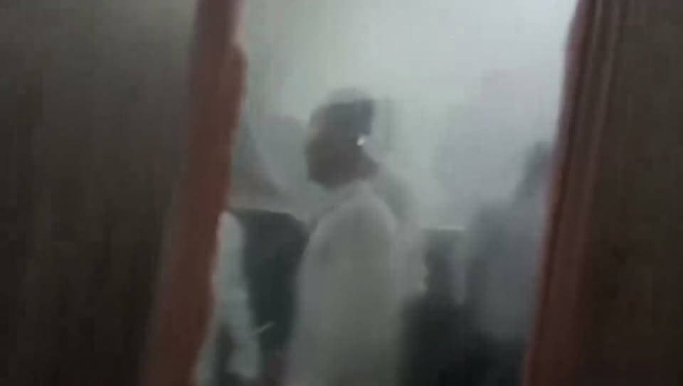 सहरसा के सदर अस्पताल परिसर में कवरेज करने पहुंचे स्थानीय डिजिटल मीडिया के पत्रकार अभिषेक कुमार के साथ मारपीट का मामला सामने आया है। आरोप है कि अस्पताल के प्रभारी डिप्टी सुपरिंटेंडेंट डॉ. एसके आजाद और कुछ स्वास्थ्य कर्मियों ने पत्रकार के साथ मारपीट की।घटना का एक वीडियो सोशल मीडिया पर तेजी से वायरल हो रहा है। इसमें कुछ लोग पत्रकार को अस्पताल परिसर में दौड़ाते और उनके साथ मारपीट करते नजर आ रहे हैं। मारपीट में घायल पत्रकार को इलाज के लिए निजी अस्पताल में भर्ती कराया गया है।बताया जाता कि बीमार बच्चे व परिजनों का पक्ष जानने अस्पताल पहुँचे थे।