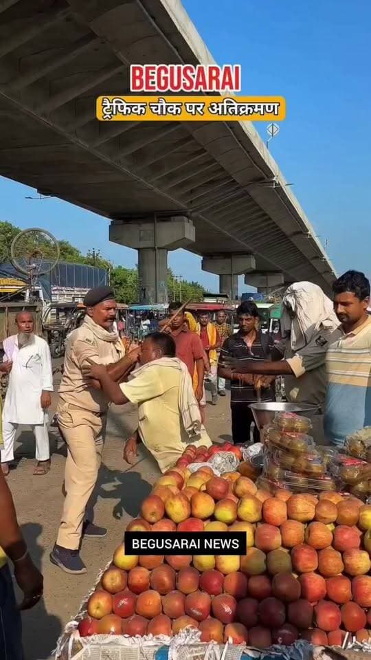 बेगूसराय में अतिक्रमण हटाने के दौरान पुलिस से भिड़ गया दुकानदार कॉलर पकड़ के पीछे धकेल