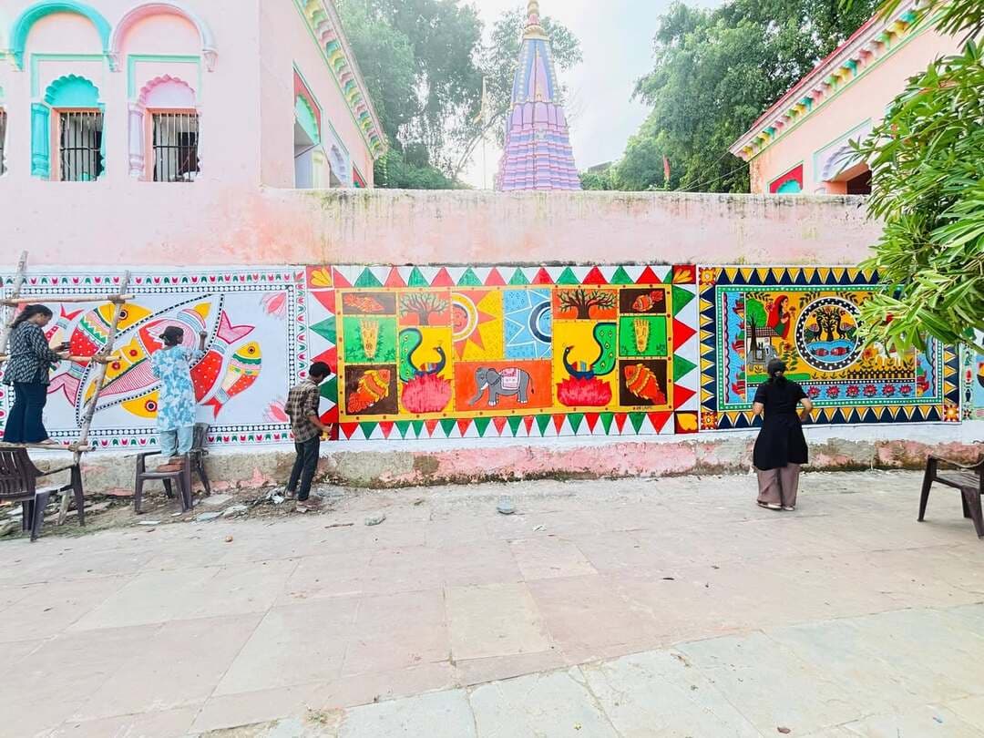*गायत्री घाट पर किलकारी के बच्चों ने बिखेरे कला के रंग*
पितृपक्ष महासंगम के अवसर पर ‘पेंट द सिटी’ अभियान के तहत *गायत्री घाट पर किलकारी* के बच्चों द्वारा भित्ति चित्रण प्रतियोगिता में उत्साहपूर्वक भाग लिया गया। *चाहत वत्स, प्रिया कुमारी एवं हर्ष कुमार* ने अपनी रचनात्मकता से घाट की दीवारों को आकर्षक एवं रंग-बिरंगे चित्रों से सजाया।