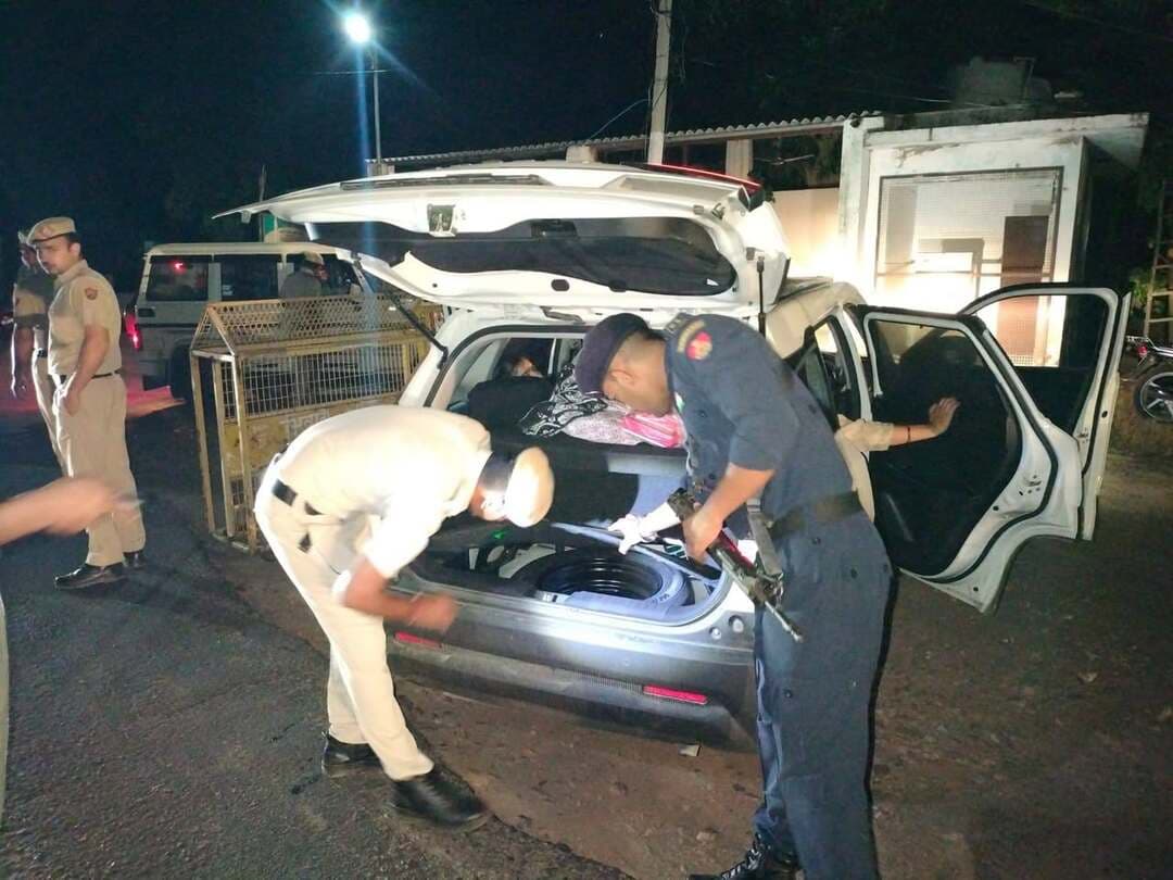 भिवानी पुलिस द्वारा जिले की बॉर्डर सीमाओं पर आपराधिक तत्वों पर लगाम लगाने व सुरक्षित यातायात के लिए की गई विशेष नाकाबंदी
🔹 5 घंटे चले विशेष चेकिंग अभियान में पुलिस टीमों द्वारा कुल 95 वाहनों की जांच की गई।
🔹 ड्रिंक एंड ड्राइव, लाल/पीली लाइट तथा बिना पैटर्न नंबर प्लेट के मामलों में कुल 09 चालान किए गए।
पुलिस अधीक्षक भिवानी श्री मयंक मिश्रा, आईपीएस के निर्देशानुसार जिला पुलिस द्वारा आपराधिक गतिविधियों पर अंकुश लगाने तथा आमजन के लिए सुरक्षित यातायात व्यवस्था सुनिश्चित करने के उद्देश्य से जिले की सीमाओं एवं प्रमुख मार्गों पर विशेष नाकाबंदी एवं चेकिंग अभियान चलाए जा रहे हैं।
इसी क्रम में दिनांक 12/13.09. 2026 की रात्रि 12:00 बजे से सुबह 5:00 बजे तक थाना लोहारू क्षेत्र के सुरजगढ़ रोड, रहीमपुर नाका पर विशेष चेकिंग अभियान चलाया गया। यह अभियान उप पुलिस अधीक्षक लोहारू श्री संजीव कुमार के नेतृत्व में चलाया गया।
अभियान में एंटी नारकोटिक सेल भिवानी, पुलिस लाईन भिवानी तथा ट्रैफिक पुलिस सहित कुल 28 पुलिसकर्मी एवं 04 महिला पुलिसकर्मी तैनात रहे।
नाकाबंदी के दौरान पुलिस टीमों द्वारा कुल 95 वाहनों की गहनता से जांच की गई। यातायात नियमों की उल्लंघना करने वाले वाहन चालकों के विरुद्ध कार्रवाई करते हुए कुल 09 चालान किए गए, जिनमें 05 चालान ड्रिंक एंड ड्राइव, 03 चालान लाल/पीली लाइट तथा 01 चालान बिना पैटर्न नंबर प्लेट के संबंध में किया गया। अभियान के दौरान किसी भी वाहन को इंपाउंड नहीं किया गया।
पुलिस अधीक्षक भिवानी मयंक मिश्रा, आईपीएस ने कहा कि—
जिला पुलिस द्वारा आपराधिक तत्वों पर प्रभावी अंकुश लगाने के साथ-साथ सड़क सुरक्षा एवं सुरक्षित यातायात व्यवस्था को सर्वोच्च प्राथमिकता दी जा रही है। जिले की सीमाओं, प्रमुख मार्गों और संवेदनशील स्थानों पर विशेष नाकाबंदी एवं चेकिंग अभियान लगातार जारी रहेंगे। नशे की हालत में वाहन चलाने तथा यातायात नियमों का उल्लंघन करने वाले वाहन चालकों के विरुद्ध नियमानुसार सख्त कार्रवाई अमल में लाई जाएगी।
उन्होंने आमजन से अपील की कि नशे की हालत में वाहन न चलाएं, यातायात नियमों का पालन करें तथा पुलिस द्वारा लगाए गए नाकों पर जांच में सहयोग करें।
पुलिस प्रवक्ता भिवानी।।