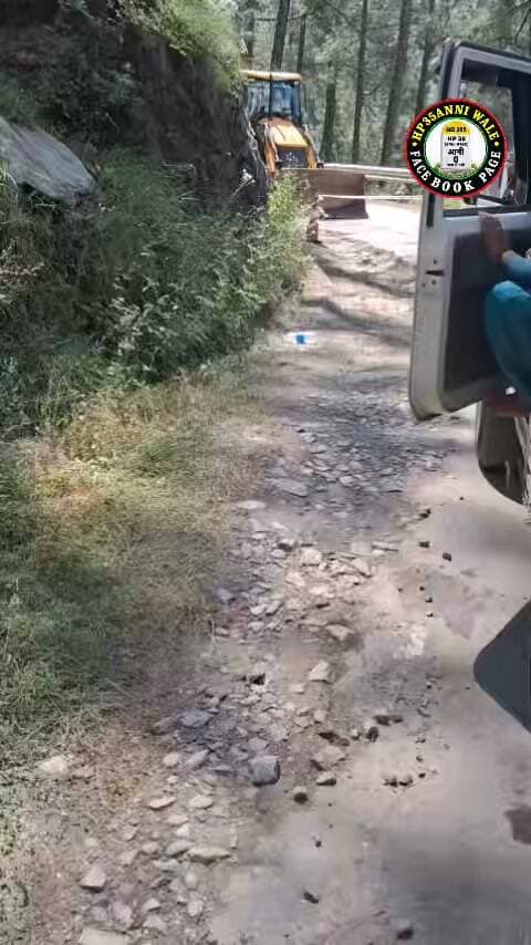 चौवाई रोड पर सड़क कार्य के बीच यातायात को लेकर आनी की जनता की अपील
चौवाई रोड पर चल रहे कार्य के दौरान मशीनरी लगाकर वाहनों को काफी देर तक रोक दिया जाता है। कई बार इन गाड़ियों में मरीज, बुजुर्ग और छोटे बच्चे भी होते हैं, जिन्हें समय पर अपने गंतव्य या अस्पताल पहुंचाना जरूरी होता है।
स्थानीय लोगों की संबंधित विभाग से अपील है कि सड़क का काम भी चलता रहे और आम जनता को अनावश्यक परेशानी भी न हो। मशीनरी लगाने के दौरान यदि संभव हो तो 15-15 मिनट के अंतराल पर वाहनों को रास्ता दिया जाए, ताकि मरीजों, बुजुर्गों, बच्चों और जरूरी काम से जाने वाले लोगों को दिक्कत न हो।
विकास कार्य जरूरी हैं, लेकिन जनता की सुविधा और आपात स्थिति का ध्यान रखना भी उतना ही जरूरी है।
आनी की जनता की यह मांग संबंधित विभाग तक जरूर पहुंचनी चाहिए।
— HP35Anniwale