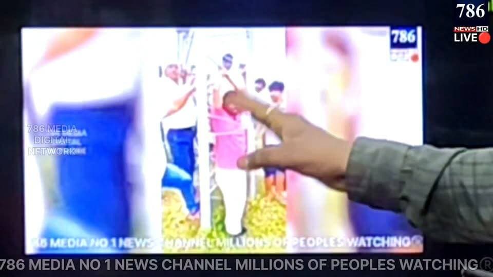 BREAKING NEWS LIVE 🔴 #786MEDIA SUPER EXCLUSIVE UR VOICE OUR REPORTS *📡 5G సిగ్నల్ రాలేదని జియో టెక్నీషియన్ను టవర్కు కట్టేశారు!
యూపీలోని ఫతేపూర్ హరదౌలి గ్రామంలో రెండేళ్లుగా 5G సమస్య ఉందంటూ గ్రామస్థులు ఆగ్రహం వ్యక్తం చేశారు.
సమస్య పరిశీలించేందుకు వచ్చిన టెక్నీషియన్ను టవర్కు కట్టేశారు.
సుమారు 2 గంటల తర్వాత పోలీసులు విడిపించారు
టెక్నీషియన్ ఫిర్యాదుతో కేసు నమోదు...