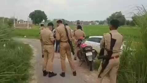 स्विफ्ट कार में मिला 25 वर्षीय युवक का शव, मचा हड़कंप
कौशाम्बी।मंझनपुर थाना क्षेत्र के मोहम्मदपुर गांव में खेत में खड़ी स्विफ्ट कार के अंदर करीब 25 वर्षीय युवक का शव मिलने से सनसनी फैल गई। शव की पहचान प्रयागराज के धूमनगंज निवासी रवि यादव के रूप में बताई जा रही है।
ग्रामीणों की सूचना पर पहुंची पुलिस ने शव को कब्जे में लेकर पोस्टमार्टम के लिए भेज दिया। पुलिस ने घटनास्थल का निरीक्षण कर जांच शुरू कर दी है।
युवक की मौत किन परिस्थितियों में हुई, इसका खुलासा पोस्टमार्टम रिपोर्ट और पुलिस जांच के बाद होगा।
अजय कुमार | KAUSHAMBI VOICE
#Kaushambi #Manjhanpur #BreakingNews #CrimeNews #newsupdatemumbai