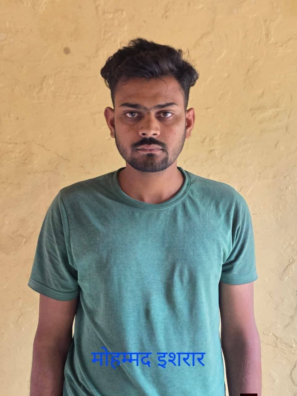 झालावाड़ पुलिस की बड़ी कार्रवाई: स्कूल से लौट रही छात्राओं के साथ छेड़खानी और अश्लील हरकत करने वाले दो आ#रोपी गिरफ्तार।
झालावाड़/थाना सुनेल
झालावाड़ जिला पुलिस ने महिलाओं एवं बालिकाओं के विरुद्ध होने वाले अपराधों पर कड़ा रुख अपनाते हुए एक गंभीर मामले में त्वरित कार्रवाई की है। थाना सुनेल पुलिस ने स्कूल से घर लौट रही लड़कियों के साथ छेड़खानी और अश्लील हरकत करने के मामले में त्वरित कार्रवाई करते हुए दो आ#रोपियों को गिरफ्तार करने में सफलता हासिल की है।
मामले का विवरणः
पुलिस अधीक्षक अमित कुमार ने बताया कि दिनांक 09 सितंबर को कुछ स्कूली छात्राएं जब स्कूल से अपने घर लौट रही थीं, तब आरोपियों द्वारा उनके साथ रास्ते में छेड़खानी और अश्लील हरकतें की गईं। इस गंभीर घटना की सूचना मिलते ही पुलिस तुरंत हरकत में आई और मामले की संवेदनशीलता को देखते हुए त्वरित अनुसंधान शुरू किया गया।
पुलिस कार्रवाई और गिरफ्तारीः
थाना सुनेल पुलिस ने मामले की गंभीरता को देखते हुए विशेष टीमों का गठन किया। पुलिस टीम ने तत्परता से कार्रवाई करते हुए घटना में शामिल दोनों नामजद आरोपियों को धर दबोचा। आरोपियों से मामले के संबंध में गहन पूछताछ की जा रही है।
पुलिस अधीक्षक का संदेशः
पुलिस अधीक्षक अमित कुमार ने स्पष्ट किया है कि जिले में महिलाओं, बालिकाओं और छात्रों की सुरक्षा पुलिस की सर्वोच्च प्राथमिकता है। राह चलती छात्राओं या महिलाओं के साथ अभद्र व्यवहार या छेड़खानी करने वाले असामाजिक तत्वों को किसी भी सूरत में बख्शा नहीं जाएगा और उनके खिलाफ सख्त से सख्त कानूनी कार्रवाई अमल में लाई जाएगी।