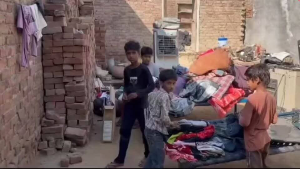 पीलीबंगा में अचानक भरभराकर गिरी मकान की छत, खुले आसमान के नीचे आया गरीब परिवार
खून-पसीने की कमाई से जुटाया गृहस्थी का सारा सामान मलबे में तब्दील, जनहानि टली; प्रशासन व भामाशाहों से मदद की गुहार
#लालबहादुर_भाखर #LatestNews #नगरपालिकापीलीबंगा
पीलीबंगा। शहर के वार्ड नंबर 04, वाल्मीकि पार्क के पास एक गरीब परिवार पर अचानक दुखों का पहाड़ टूट पड़ा। मेहनत-मजदूरी कर परिवार का भरण-पोषण करने वाले पंकज नायक के पुराने मकान की छत अचानक भरभराकर नीचे गिर गई। गनीमत रही कि हादसे के समय कमरे में कोई मौजूद नहीं था, जिससे बड़ा जानी नुकसान टल गया।
हादसा इतना जबर्दस्त था कि कमरे में रखा राशन, कपड़े, बिस्तर, बर्तन और रोजमर्रा की जरूरत का सारा सामान मलबे में दबकर नष्ट हो गया। वर्षों की खून-पसीने की कमाई से बना आशियाना मिनटों में मलबे के ढेर में तब्दील हो गया।
छत ढहने से पंकज नायक, उनकी पत्नी सीमा और बच्चे खुले आसमान तले आ गए हैं। परिवार के सामने अब सिर छिपाने के साथ-साथ दो वक्त की रोटी का भी गंभीर संकट खड़ा हो गया है।
पीड़ित परिवार ने स्थानीय प्रशासन, जनप्रतिनिधियों और सामाजिक संस्थाओं से आर्थिक संबल व पुनर्निर्माण के लिए फौरी मदद की गुहार लगाई है। वहीं, स्थानीय लोगों ने भी भामाशाहों से संकटग्रस्त परिवार की सहायता के लिए आगे आने की अपील की है।