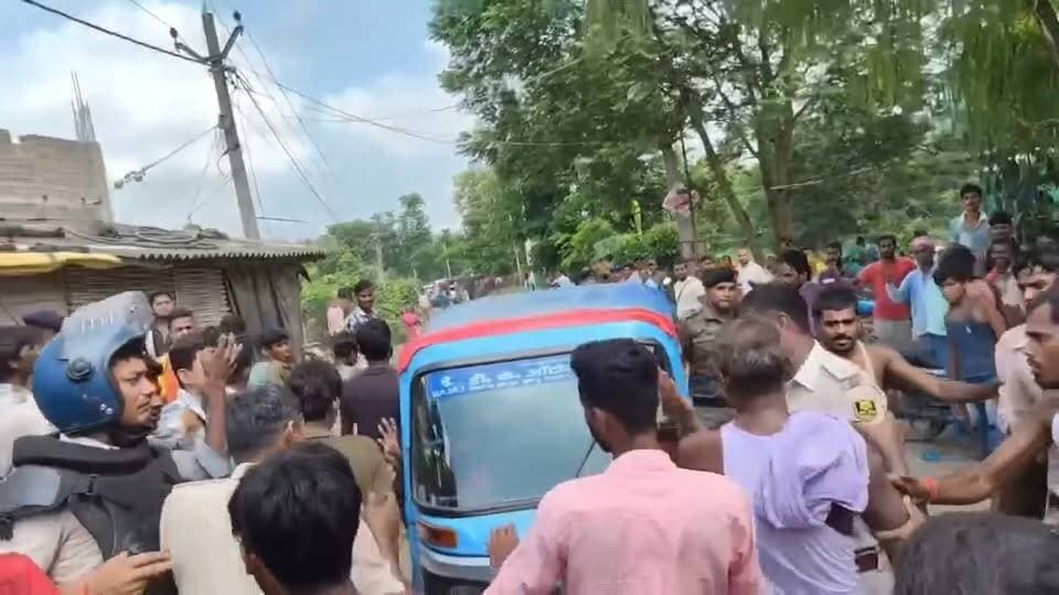 सीतामढ़ी में हत्या के बाद भीड़ ने पुलिस वालों पर कर दिया हमला गाड़ियों को तोड़फोड़ दिया पुलिस वाले भागे