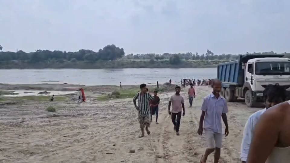 #समस्तीपुर बुढी गंडक नदी में मिला एक युवक का श"व, नहीं हुई पहचान #SamastipurNews #bihar Samastipur Town STAR 24 TV Samrat Choudhary Samastipur Sahar News Expose Samastipur Khoj News Live News