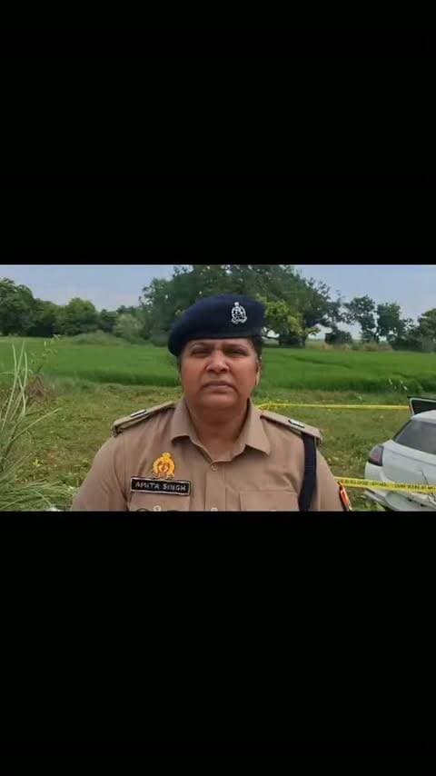 कार में शव मिलने से मचा हड़कंप, जांच में जुटी पुलिस
कौशाम्बी। थाना मंझनपुर क्षेत्र के ग्राम मोहम्मदपुर में एक कार के अंदर शव मिलने की सूचना से इलाके में सनसनी फैल गई। सूचना मिलते ही पुलिस टीम तत्काल मौके पर पहुंची और घटनास्थल का निरीक्षण किया।
पुलिस ने शव को कब्जे में लेकर पंचनामा एवं पोस्टमार्टम की कार्रवाई शुरू कर दी है। मामले की जांच की जा रही है और पोस्टमार्टम रिपोर्ट के आधार पर आगे की विधिक कार्रवाई की जाएगी।
अपर पुलिस अधीक्षक श्रीमती अमिता सिंह ने बताया कि पुलिस टीम मौके पर पहुंचकर आवश्यक कार्रवाई कर रही है। घटना के सभी पहलुओं की जांच की जा रही है।
📍 स्थान: मोहम्मदपुर, थाना मंझनपुर, कौशाम्बी
#Kaushambi #Manjhanpur #Mohammadpur #Police #BreakingNews KoushambiNews CrimeNews