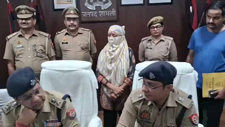 लॉरेंस बिश्नोई को मन ही मन माना पति, नेता को दी जान से मारने की धमकी; महिला गिरफ्तार! उत्तर प्रदेश के शामली से एक अनोखा और चौंकाने वाला मामला सामने आया है। कुख्यात गैंगस्टर लॉरेंस बिश्नोई पर टिप्पणी करने से नाराज एक महिला ने जाट महासभा युवा जिलाध्यक्ष मुकुल चौधरी को सोशल मीडिया पर जान से मारने की धमकी दे डाली। मामले में त्वरित कार्रवाई करते हुए पुलिस ने खुद को लॉरेंस की पत्नी बताने वाली आरोपी महिला को गिरफ्तार कर लिया है। पुलिस पूछताछ में महिला ने सनसनीखेज दावा करते हुए कहा कि वह पिछले 8 सालों से मन ही मन लॉरेंस बिश्नोई को अपना पति मानती आ रही है। #ShamliNews #lawrencebishnoi #UPNews #BreakingNews #SocialMediaViral #uppolice