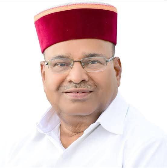 गरुड़ अवतार दिवस समारोह में शामिल होंगे कर्नाटक के राज्यपाल गेहलोत
16 सितंबर को मालासेरी डूंगरी पहुंचेंगे, सावई भोज मंदिर में करेंगे दर्शन
शाहपुरा (भीलवाड़ा)-राजेन्द्र खटीक।
भीलवाड़ा।कर्नाटक के राज्यपाल थावरचंद गेहलोत 16 सितंबर को मालासेरी डूंगरी में आयोजित गरुड़ अवतार लीलाधर घोड़ा अवतरण दिवस समारोह में शामिल होंगे। अपने दो दिवसीय राजस्थान दौरे के दौरान वे गुलाबपुरा और आसींद क्षेत्र में भी रहेंगे। राज्यपाल शाम करीब 6:30 बजे मालासेरी डूंगरी पहुंचकर गरुड़ अवतार दिवस समारोह में भाग लेंगे। यात्रा कार्यक्रम में आयोजन को गरुड़ अवतार के 1115वें अवतरण दिवस के रूप में उल्लेखित किया गया है।
राज्यपाल 16 सितंबर को सुबह बेंगलुरु से इंडिगो की फ्लाइट से जयपुर पहुंचेंगे। राजस्थान के राज्यपाल के साथ लंच के बाद दोपहर 2:15 बजे सड़क मार्ग से गुलाबपुरा के लिए रवाना होंगे। शाम करीब 5:15 बजे हिंदुस्तान जिंक गेस्ट हाउस पहुंचेंगे। यहां संक्षिप्त विश्राम के बाद 5:45 बजे मालासेरी डूंगरी के लिए रवाना होंगे।
समारोह के बाद राज्यपाल मंदिर गेस्ट हाउस में रात्रिभोज करेंगे। रात करीब 7:55 बजे सावई भोज मंदिर पहुंचकर दर्शन करेंगे और भजन संध्या में सहभागिता करेंगे। रात 8:55 बजे मंदिर से रवाना होकर करीब 10 बजे गुलाबपुरा स्थित हिंदुस्तान जिंक गेस्ट हाउस पहुंचेंगे, जहां रात्रि विश्राम करेंगे।
अगले दिन 17 सितंबर को सुबह नाश्ते के बाद 9:30 बजे सड़क मार्ग से जयपुर के लिए रवाना होंगे। दोपहर 12:30 बजे लोक भवन पहुंचेंगे। इसके बाद दोपहर 3 बजे IGPR एवं GVS, जयपुर में आयोजित Democracy Day National Session में मुख्य अतिथि के रूप में शामिल होंगे। कार्यक्रम के बाद शाम 6 बजे जयपुर एयरपोर्ट के लिए रवाना होकर रात करीब 7 बजे बेंगलुरु लौटेंगे।