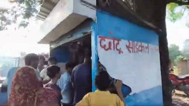 बॉर्डर पर बेखौफ बदमाशो ने एक ही रात में 2 दुकानों में किया चोरी, पान गुमटी में लगया आग
बिहार-झारखंड बॉर्डर पर रविवार की सुबह उस वक्त सनसनी फैल गई, जब एक ही रात में बदमाशों ने तीन वारदातों को अंजाम देकर पुलिस की सुरक्षा व्यवस्था पर सवाल खड़े कर दिए।
कहीं दुकान के ताले टूटे मिले, तो कहीं पान गुमटी धू-धूकर जलती मिली।
दो दुकानों में चोरी और एक गुमटी में आगजनी की घटना से इलाके के दुकानदारों में दहशत के साथ-साथ आक्रोश भी है।
क्या है पूरा मामला?
मामला टंडवा थाना क्षेत्र के शिकारपुर-बलथर मोड़ के समीप का है। बताया जा रहा है कि रविवार की सुबह जब दुकानदार अपनी दुकानें खोलने पहुंचे, तो उनके होश उड़ गए।
सबसे पहले चोरों ने झारखंड के शिकारपुर निवासी अभिमन्यु कुमार की साइकिल दुकान को निशाना बनाया। दुकान का ताला तोड़कर चोर सामान लेकर फरार हो गए।
इसके बाद बदमाशों ने शिकारपुर निवासी शिकेश कुमार सिंह की एसके टेलीकॉम मोबाइल दुकान में चोरी की। चोरों ने दुकान का ताला तोड़कर करीब एक लाख रुपये मूल्य की संपत्ति पर हाथ साफ कर दिया।
चोरी के बाद पान गुमटी में आग
बदमाशों का दुस्साहस यहीं नहीं रुका। इसी इलाके में अभिषेक कुमार की पान गुमटी को आग के हवाले कर दिया गया। आग की लपटों में गुमटी में रखा सामान जलकर नष्ट हो गया। पीड़ित दुकानदार के मुताबिक, आगजनी की इस घटना में करीब 20 हजार रुपये का नुकसान हुआ है।
इन तीन घटनाओं ने पूरे इलाके में सुरक्षा को लेकर चिंता बढ़ा दी है। घटना की सूचना मिलते ही टंडवा थाना पुलिस मौके पर पहुंची और घटनास्थल का जायजा लेते हुए मामले की जांच शुरू कर दी। पीड़ित दुकानदारों ने पुलिस से मांग की है कि घटनाओं में शामिल असामाजिक तत्वों की जल्द पहचान की जाए और उनके खिलाफ कड़ी कार्रवाई की जाए। एक ही इलाके में एक के बाद एक तीन वारदातों ने कई सवाल खड़े कर दिए हैं—
क्या बदमाशों के हौसले बुलंद हैं?
क्या रात में बॉर्डर इलाके की दुकानों की सुरक्षा के पर्याप्त इंतजाम नहीं हैं?
और सबसे बड़ा सवाल—क्या पुलिस जल्द इस वारदात का खुलासा कर पाएगी? फिलहाल पुलिस की जांच जारी है और दुकानदारों को आरोपियों की गिरफ्तारी का इंतजार है।
#foryoupageシ #AurangabadNews मदनपुर टूडे
Sujeet Singh Wanderbiharan