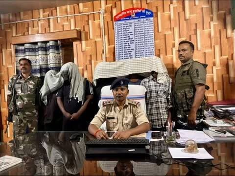 बड़कागांव (उरीमारी) थाना कांड संख्या - 161/26 धारा - 65(1)/70(2)/74 /351(3) बी0एन0एस0- 2023 & 4/6/8/10/12 पोक्सो अधिनियम- 2012 के प्राथमिकी अभियुक्त 1. साहरूख सोरेन उम्र 30 वर्ष पिता- धानाराम माँझी, डेढ़काटोला पोटांग, थाना- बड़कागांव (उरीमारी ओ0पी0), जिला- हजारीबाग 2. सिकेन्द्र टुडू उम्र- करीब 22 वर्ष पिता- चारो माँझी सा0- जोजो टोला, थाना- बड़कागाँव, (उरीमारी ओ0पी0) जिला- हजारीबाग 3. बिनोद माँझी, उम्र 23 वर्ष, पिता- मोहन माँझी, सा0- गेराटोला पोटांग, थाना- बड़कागांव (उरीमारी ओ0पी0), जिला- हजारीबाग 4. महेश पावरीया उम्र- करीब 28 वर्ष पिता- सोहराई माँझी सा0- उरीमारी, छापर टोला, थाना- बड़कागाँव, (उरीमारी ओ0पी0) जिला- हजारीबाग एवं 5. तिवारी सोरेन, उम्र करीब 26 वर्ष, पिता- स्व0 गणेश सोरेन, सा0- जोजोटोला पोटांग, थाना- बड़कागांव (उरीमारी ओ0पी0), जिला- हजारीबाग को विधिवत गिरफ्तार कर न्यायिक हिरासत में भेजा गया l