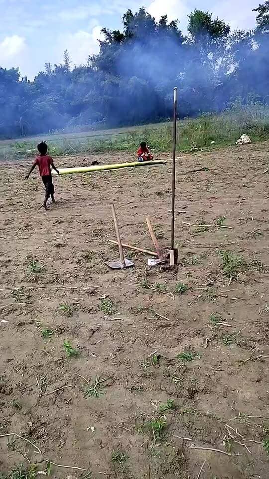 एक साथ पति पत्नी और साली रोड एक्%सीडेंट में पहुंचे ऊपर