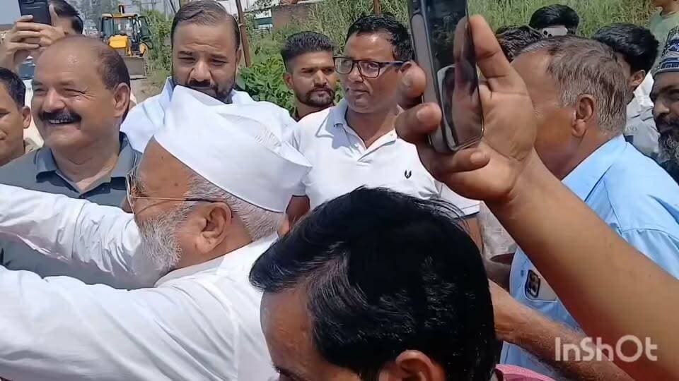 सितारगंज के गौरीखेड़ा में कैबिनेट मंत्री सौरभ बहुगुणा का भव्य स्वागत। 20 लख रुपए की लागत से बनने वाली टाइल्स रोड का किया शिलान्यास।
#Saurabhbahuguna
#BjpUttarakhand
#Tahirmalik
