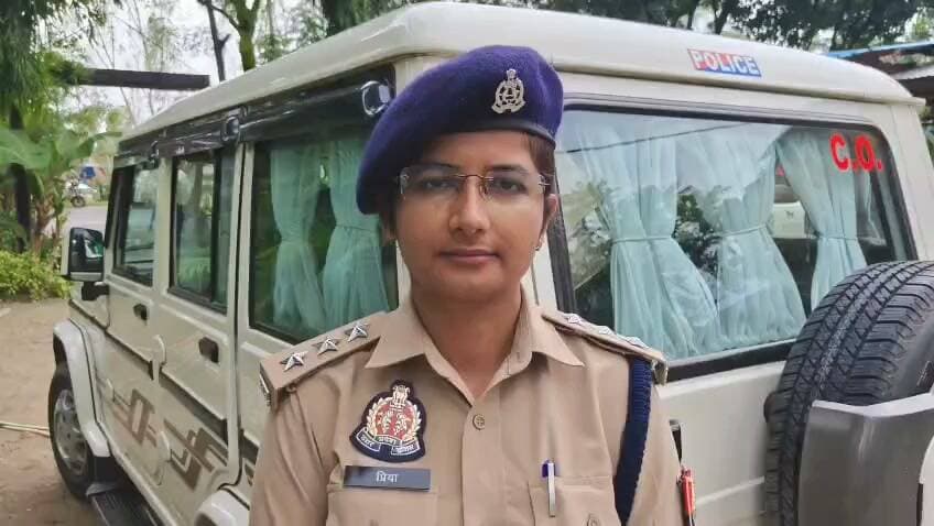 दि सहारनपुर वॉइस/ न्यूज़ 7
सच्चाई के साथ हरदम
👉🏾👉🏾 मिर्जापुर वायरल वीडियो मामला: मारपीट और पैसे वसूली के आरोपों में मुकदमा दर्ज, एक अभियुक्त गिरफ्तार!!
👉🏾👉🏾 शेष तीन आरोपियों की तलाश में जुटी पुलिस, सीओ बेहट प्रिया यादव ने दी मामले की जानकारी!!
सहारनपुर। थाना मिर्जापुर क्षेत्र से संबंधित सोशल मीडिया पर वायरल वीडियो में मारपीट एवं पैसे वसूली के आरोपों के मामले में पुलिस ने जांच के बाद मुकदमा दर्ज कर कार्रवाई शुरू कर दी है।
पुलिस के अनुसार जांच के दौरान वीडियो में दिखाई दे रहे व्यक्ति की पहचान शहजाद पुत्र इलियास, निवासी ग्राम मिर्जापुर पोल, थाना मिर्जापुर, जनपद सहारनपुर के रूप में हुई।
प्रकरण में पीड़ित की तहरीर के आधार पर थाना मिर्जापुर में मुकदमा पंजीकृत किया गया है। पुलिस ने कार्रवाई करते हुए मामले में एक अभियुक्त को गिरफ्तार कर लिया है, जबकि अन्य तीन अभियुक्तों की गिरफ्तारी के लिए लगातार प्रयास किए जा रहे हैं।
पुलिस का कहना है कि शेष आरोपियों को भी जल्द गिरफ्तार कर उनके विरुद्ध अग्रिम विधिक कार्रवाई की जाएगी।
इस संबंध में क्षेत्राधिकारी बेहट सुश्री प्रिया यादव ने जानकारी देते हुए पुलिस द्वारा की जा रही कार्रवाई से अवगत कराया।
#SaharanpurPolice #MirzapurPolice #Saharanpur #ViralVideo #COBehatt #UPPolice #News7 #SaharanpurNews