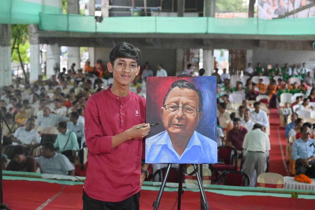 অসম সাহিত্য সভাৰ সভাপতি ড° বসন্ত কুমাৰ গোস্বামীৰ শুভ জন্মদিনত সাহিত্যিক গৰাকীৰ ছবি অঙ্কন কৰি উপহাৰ দিলে ওদালগুৰিৰ টংলাৰ চিত্ৰশিল্পী হৃষিকেশ শইকীয়াই।