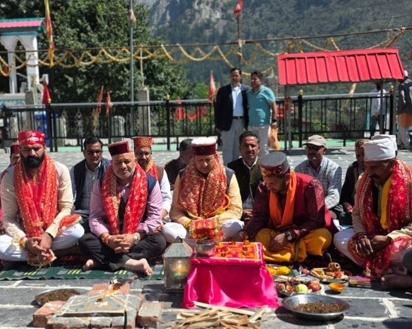 प्रधानमंत्री मोदी के जनोत्सव से पूर्व माता मिन्धल के दरबार में गूंजे वैदिक मंत्र
भाजपा मंडल पांगी की ओर से आयोजित हवन में सांसद डॉ. सिकंदर कुमार और विधायक डॉ. जनक राज ने दी आहुति
हिमाचल 84 टीवी ब्यूरो पांगी, 13 सितंबर।
प्रधानमंत्री नरेंद्र मोदी के प्रस्तावित जनोत्सव कार्यक्रम से पूर्व भाजपा मंडल पांगी की ओर से माता मिन्धल के पावन दरबार में भव्य हवन एवं यज्ञ का आयोजन किया गया। इस दौरान क्षेत्र की सुख-समृद्धि, शांति और आगामी कार्यक्रम के सफल आयोजन के लिए माता मिन्धल से आशीर्वाद मांगा गया।
हवन कार्यक्रम में दो दिवसीय पांगी दौरे पर पहुंचे लोकसभा सांसद एवं प्रदेश भाजपा महामंत्री डॉ. सिकंदर कुमार, भरमौर-पांगी विधानसभा क्षेत्र के विधायक डॉ. जनक राज, प्रदेश भाजपा सचिव तिलक राज शर्मा, एसटी मोर्चा प्रदेश अध्यक्ष सुनील नेगी, पांगी मंडल प्रभारी सीएल ठाकुर, फिंडरू-मिन्धल के बीडीसी सदस्य डॉ. हरेश शर्मा तथा पांगी मंडल के पूर्व अध्यक्ष एवं वरिष्ठ भाजपा कार्यकर्ता भानी चंद ठाकुर ने यज्ञ में आहुति दी।
माता मिन्धल के दरबार में आयोजित इस धार्मिक अनुष्ठान के दौरान वैदिक मंत्रोच्चार से पूरा वातावरण भक्तिमय हो गया। भाजपा कार्यकर्ताओं और स्थानीय लोगों ने भी हवन में भाग लेकर माता का आशीर्वाद प्राप्त किया।
भाजपा नेताओं ने कहा कि पांगी क्षेत्र की धार्मिक एवं सांस्कृतिक परंपराओं का संरक्षण सभी की सामूहिक जिम्मेदारी है। देवभूमि पांगी में किसी भी बड़े आयोजन से पूर्व देवी-देवताओं का आशीर्वाद लेना यहां की सदियों पुरानी परंपरा और गहरी आस्था का प्रतीक है।
इस अवसर पर भाजपा कार्यकर्ताओं ने प्रधानमंत्री नरेंद्र मोदी के आगामी जनोत्सव को लेकर भी तैयारियों और कार्यक्रम की सफलता के लिए शुभकामनाएं प्रकट कीं।
माता मिन्धल के जयकारों और वैदिक मंत्रोच्चार से पांगी की वादियां भक्तिमय नजर आईं।