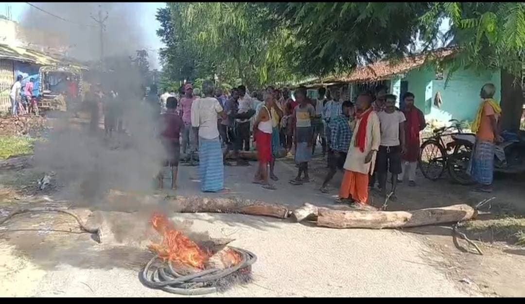 सीतामढ़ी में जिला परिषद सदस्य के पति की गोली मारकर हत्या, एसपी समेत पुलिसकर्मियों को बनाया बंधक
सीतामढ़ी। डुमरा थाना क्षेत्र के केथरिया गांव में तड़के सुबह अपराधियों ने जिला परिषद सदस्य के पति और जिला राजद उपाध्यक्ष वैद्यनाथ महतो की गोली मारकर हत्या कर दी। हत्या की खबर फैलते ही इलाके में आक्रोश फैल गया। घटना के बाद मौके पर पहुंची पुलिस को ग्रामीणों के भारी विरोध का सामना करना पड़ा।
आक्रोशित ग्रामीणों ने सीतामढ़ी के एसपी अमित रंजन समेत कई पुलिसकर्मियों को बंधक बना लिया। इस दौरान एसपी के वाहन समेत करीब आठ वाहनों में तोड़फोड़ की गई। गुस्साए लोगों ने पुलिसकर्मियों पर भी हमला कर दिया, जिसमें ट्रैफिक इंस्पेक्टर प्रशांत कुमार समेत कई पुलिसकर्मी घायल हो गए।
बताया जा रहा है कि वैद्यनाथ महतो पर पहले भी गोलीबारी हुई थी, जिसमें वह बाल-बाल बच गए थे। ग्रामीणों के मुताबिक, वे अपने गांव में कथित शराब कारोबार का लगातार विरोध कर रहे थे। इसी मामले को लेकर करीब एक सप्ताह पहले उनके नेतृत्व में ग्रामीणों ने थाने का घेराव भी किया था।
ग्रामीणों का आरोप है कि शिकायत और विरोध के बावजूद पुलिस ने आरोपियों के खिलाफ कार्रवाई नहीं की। घटना के बाद क्षेत्र में तनाव का माहौल है। पुलिस ने मामले की जांच और आरोपियों की गिरफ्तारी के लिए कार्रवाई शुरू कर दी है।