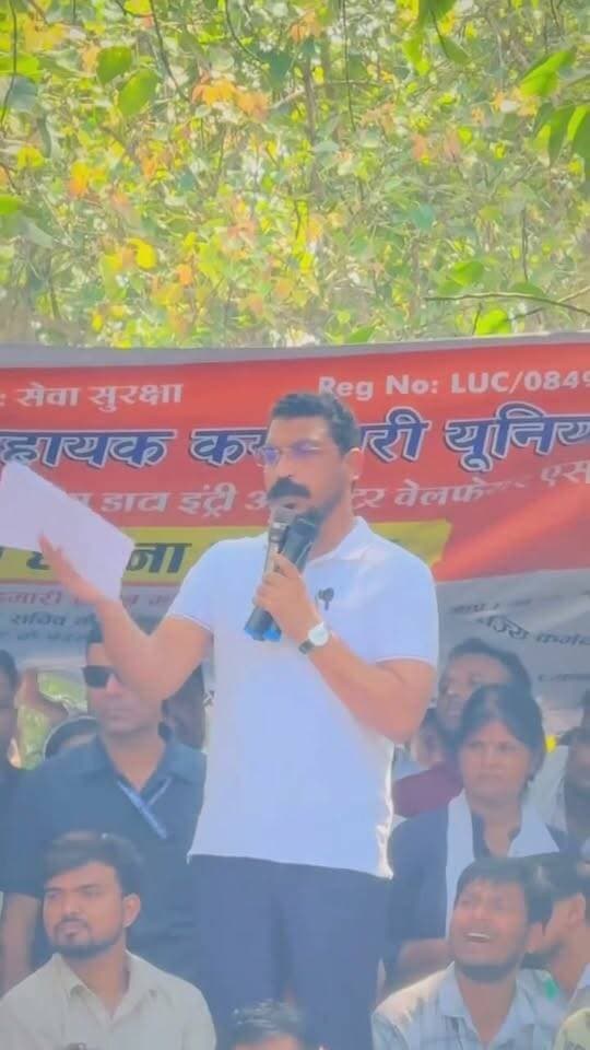 ✊🏾 पंचायत सहायकों के हक़ में बुलंद हुई आवाज़!
📍 लखनऊ | ईको गार्डन
पंचायत सहायकों के समर्थन में आज़ाद समाज पार्टी (कांशीराम) के राष्ट्रीय अध्यक्ष एवं सांसद एडवोकेट चंद्रशेखर आज़ाद जी ने मजबूती से आवाज़ उठाई।
सरकार से स्पष्ट कहना है—युवाओं के अधिकारों की अनदेखी और उनके भविष्य के साथ खिलवाड़ अब बर्दाश्त नहीं होगा।
पंचायत सहायकों की मांगों पर सरकार तत्काल सकारात्मक निर्णय ले और उनके रोजगार, सम्मान एवं भविष्य को सुरक्षित करने की दिशा में ठोस कदम उठाए।
🔥 हक़ की आवाज़ दबेगी नहीं, संघर्ष रुकेगा नहीं!
🔥 पंचायत सहायकों के सम्मान और अधिकार की लड़ाई जारी रहेगी।
✊🏾 जय भीम! जय भारत! जय संविधान!
आज़ाद समाज पार्टी (कांशीराम)
#पंचायतसहायक #पंचायतसहायकोंकीआवाज #पंचायतसहायकसंघर्ष #ईकोगार्डन #लखनऊ #चंद्रशेखरआजाद #आजादसमाजपार्टी #जयभीम #जयभारत #जयसंविधान